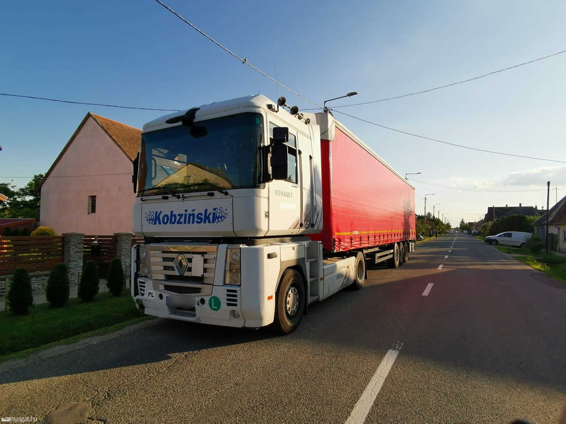 Lengyel kamion lökött a járdára Renault személyautót Zanaton 