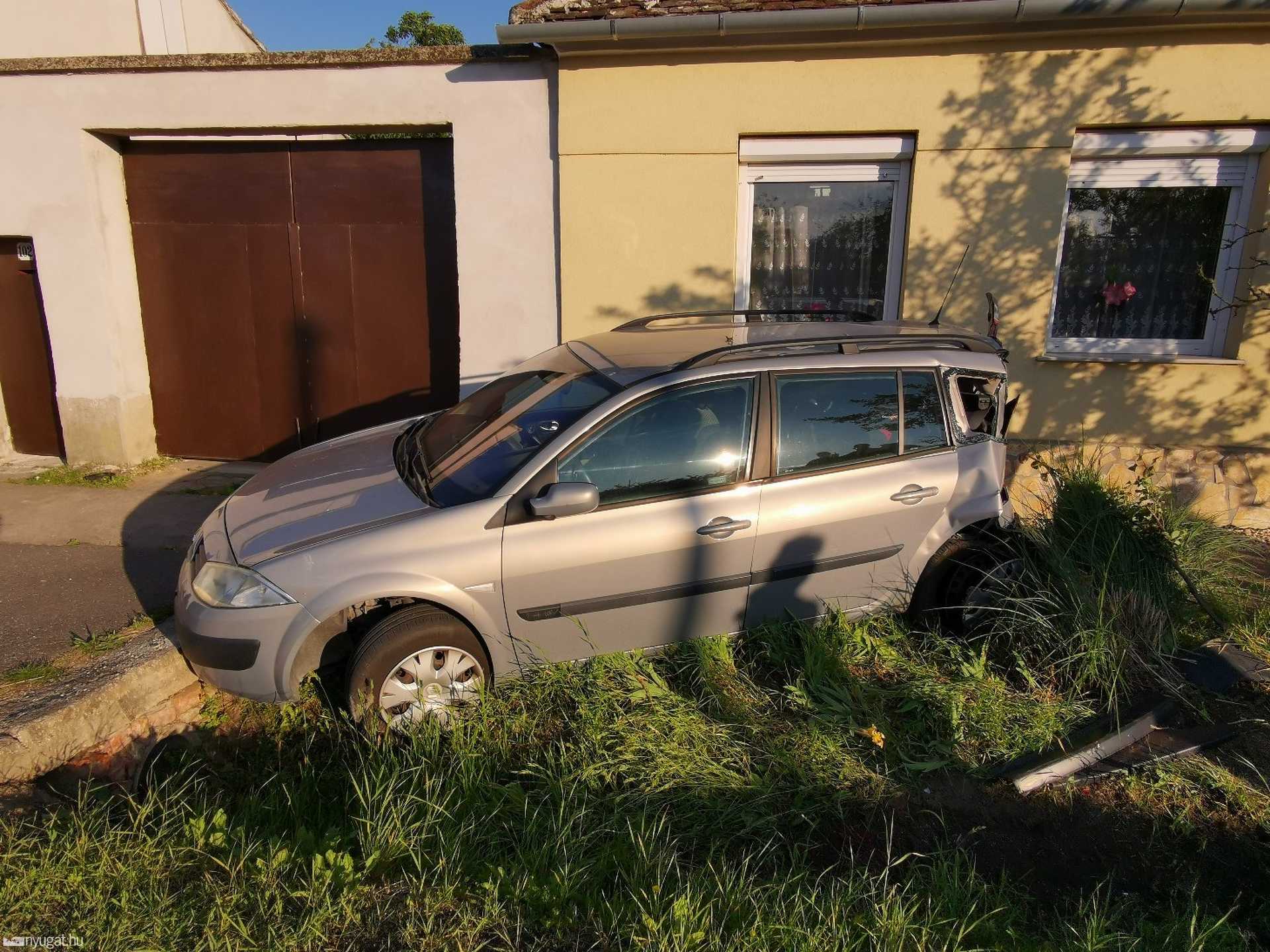 Lengyel kamion lökött a járdára Renault személyautót Zanaton 