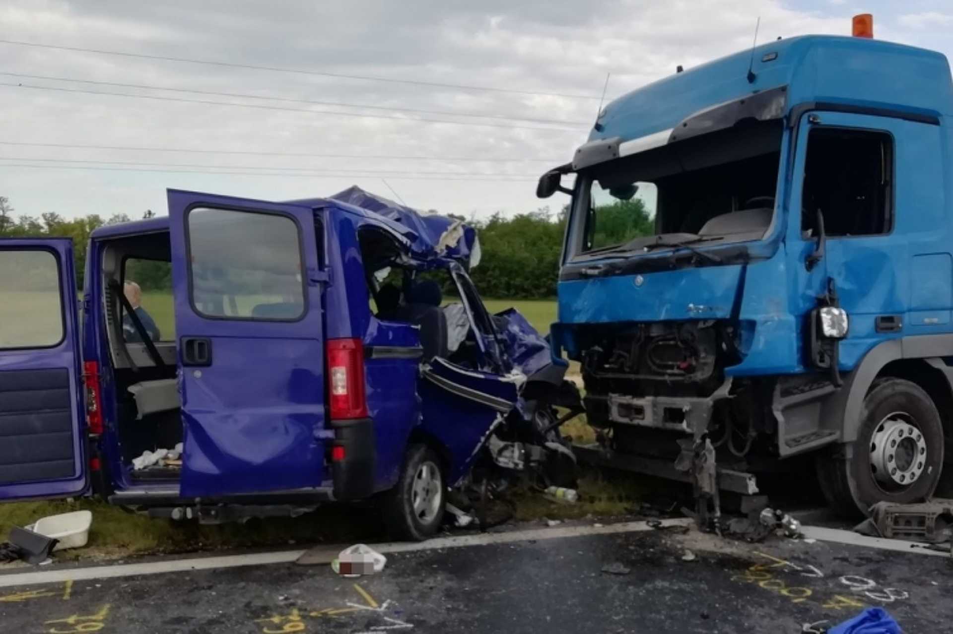 Előzés miatt ütközött a kisbusz, melyben öten meghaltak ma hajnalban 