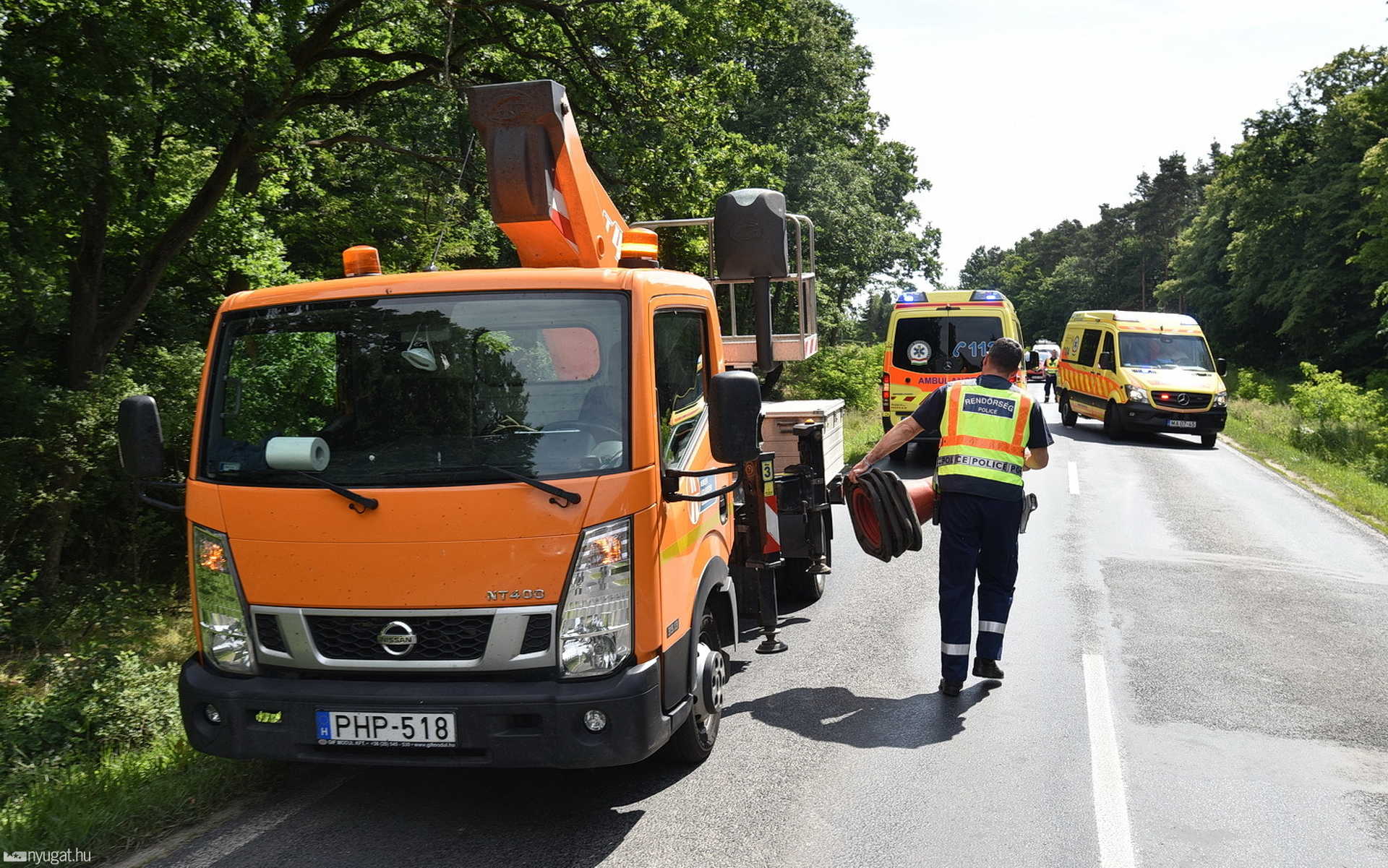 Mentővel koccan a Nemzeti Útdíjfizető autója Sorokpolány közelében 