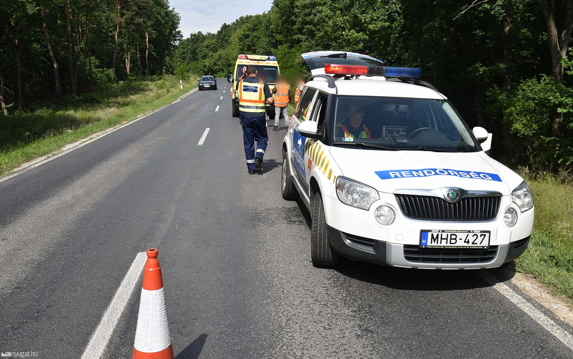 Mentővel koccan a Nemzeti Útdíjfizető autója Sorokpolány közelében 