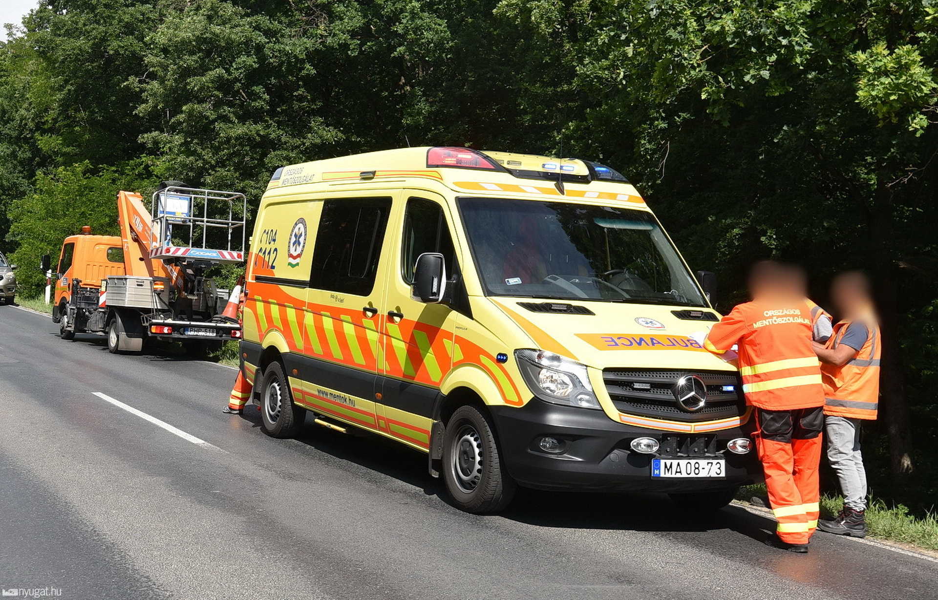 Mentővel koccan a Nemzeti Útdíjfizető autója Sorokpolány közelében 
