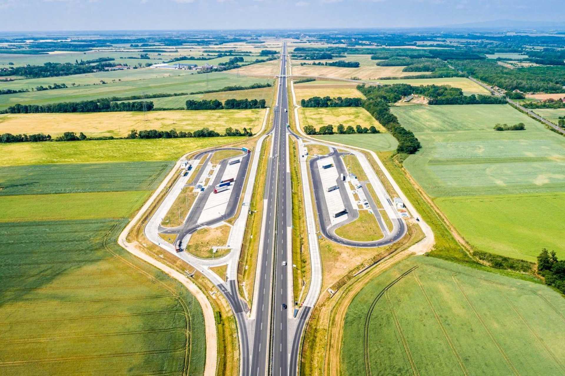 A vámoscsaládi autóspihenő a levegőből