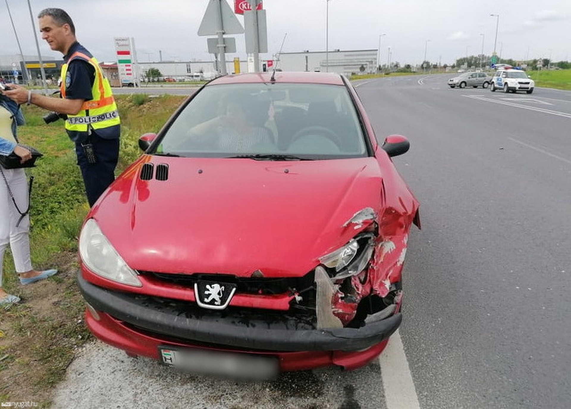 Figyelmetlen volt a Skoda vezetője, Peugeot elé hajtott a 86-os főúton 