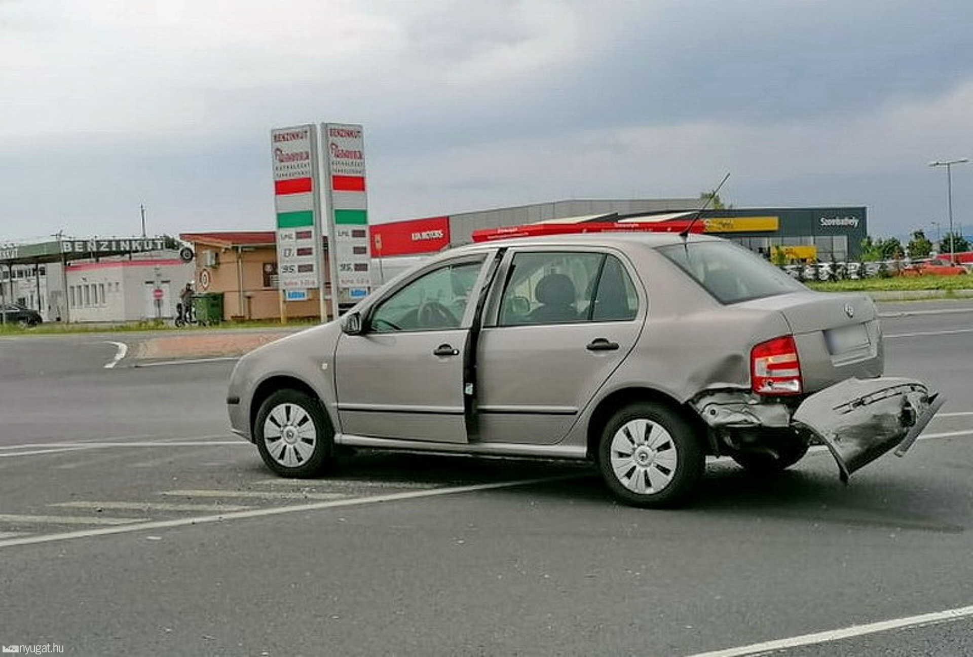 Figyelmetlen volt a Skoda vezetője, Peugeot elé hajtott a 86-os főúton 