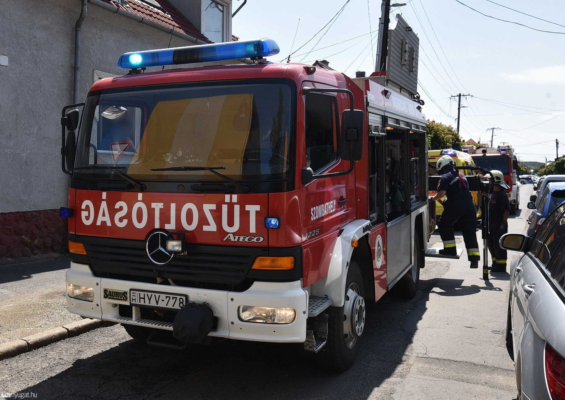 Ház ablakán emelték ki a sérültet - zavart betegekhez is riasztották a tűzoltókat 