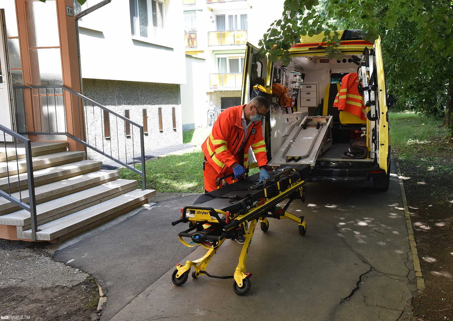 Ház ablakán emelték ki a sérültet - zavart betegekhez is riasztották a tűzoltókat 
