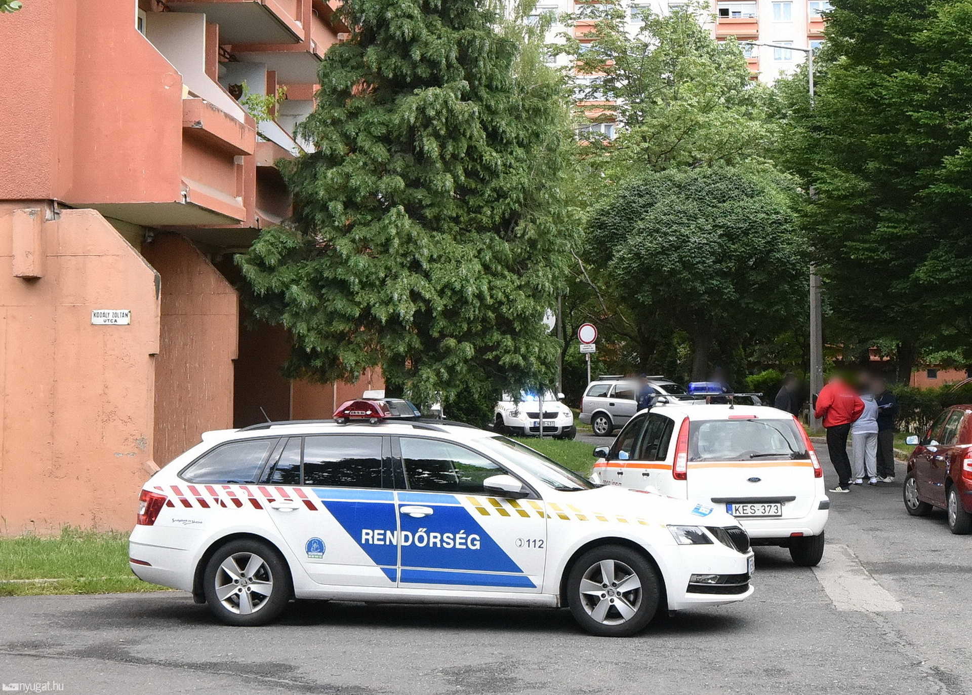 Ház ablakán emelték ki a sérültet - zavart betegekhez is riasztották a tűzoltókat 