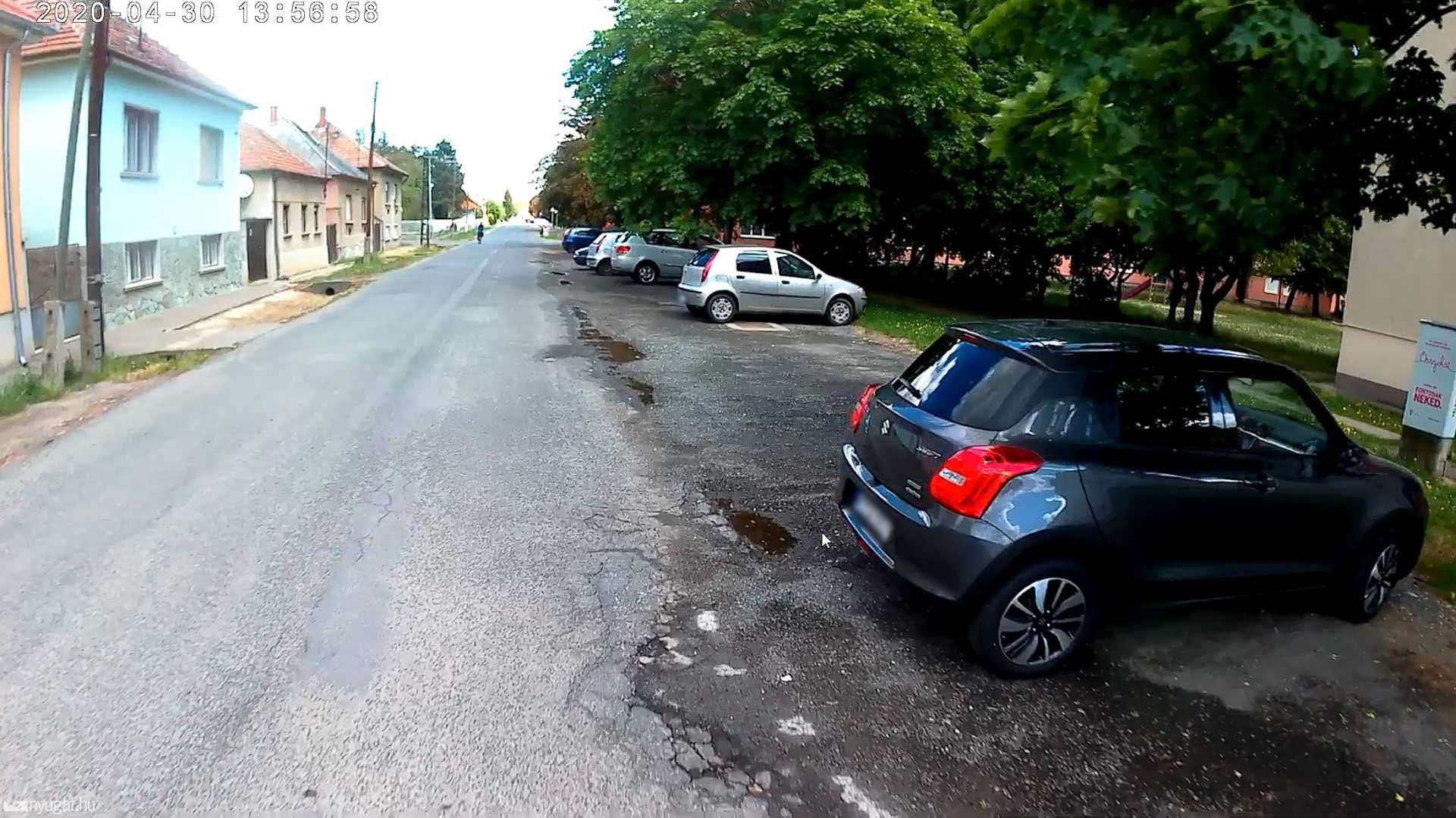 Szabálytalan és kreatív parkolások Szombathelyen: Gábor Áron utca