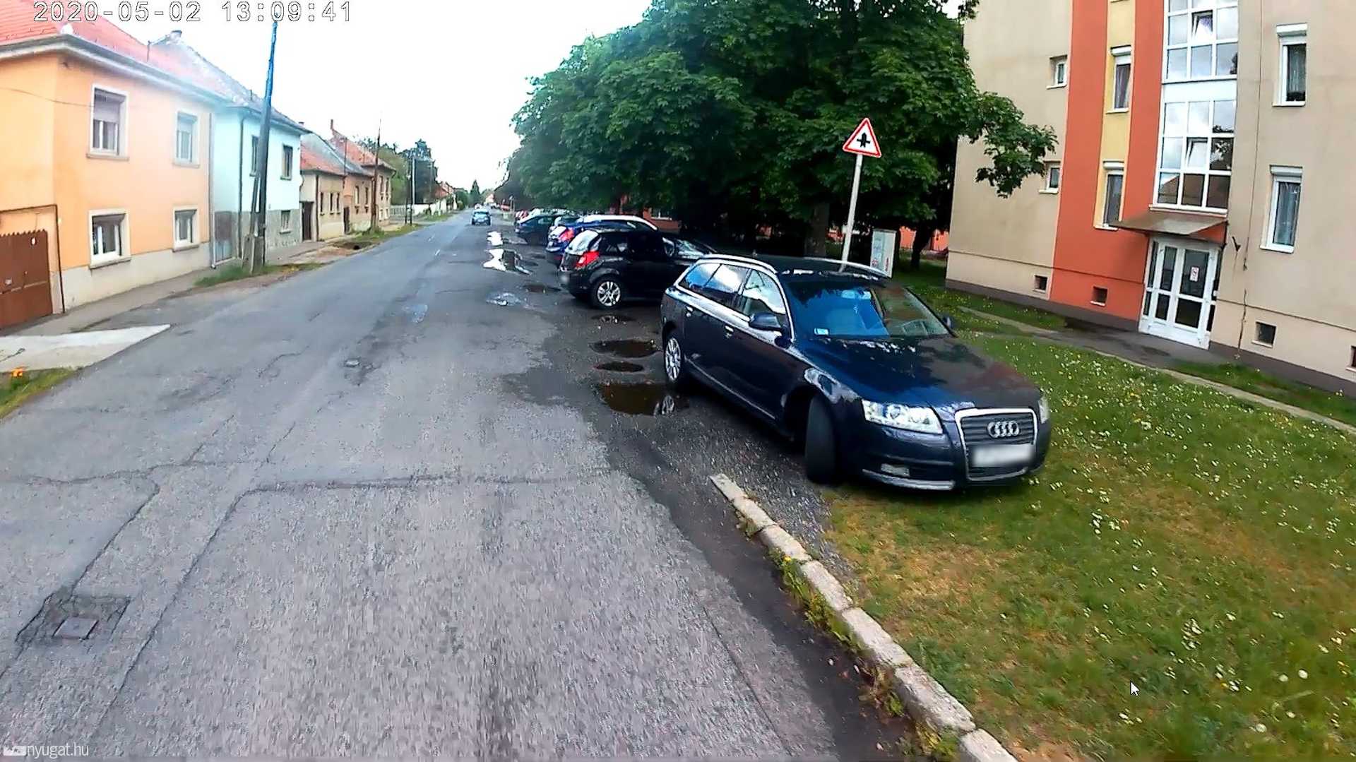 Szabálytalan és kreatív parkolások Szombathelyen: Gábor Áron utca