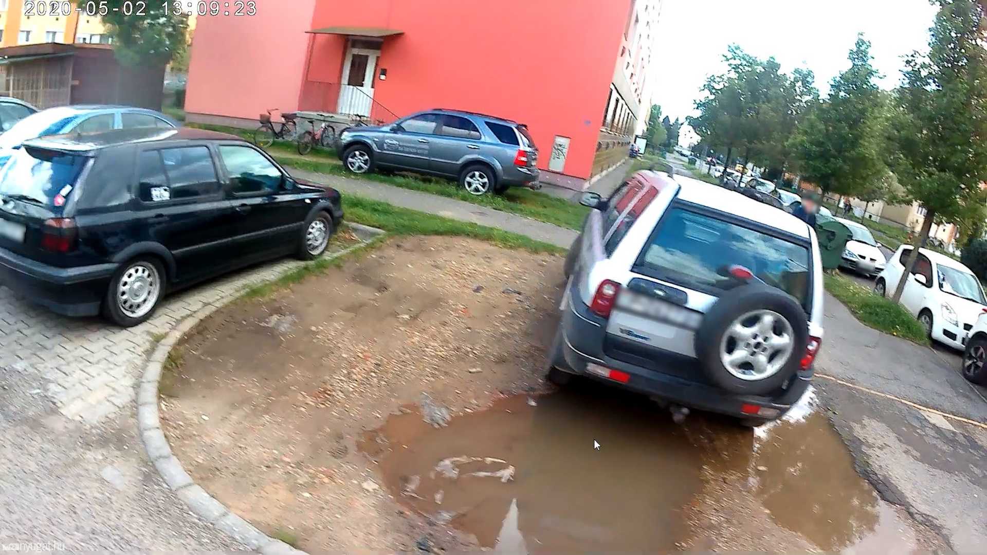 Szabálytalan és kreatív parkolások Szombathelyen: Gábor Áron utca