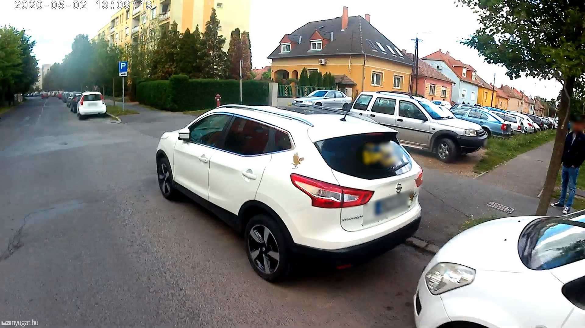 Szabálytalan és kreatív parkolások Szombathelyen: Gábor Áron utca