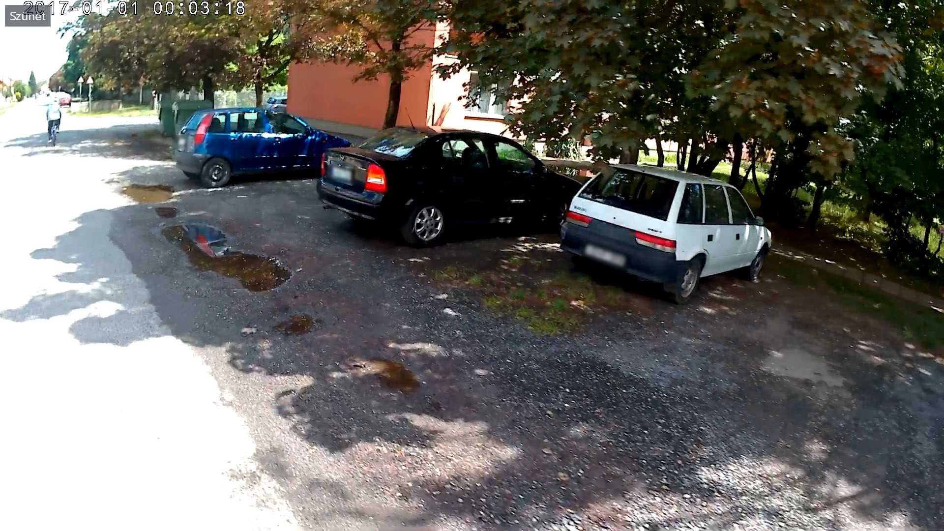 Szabálytalan és kreatív parkolások Szombathelyen: Gábor Áron utca