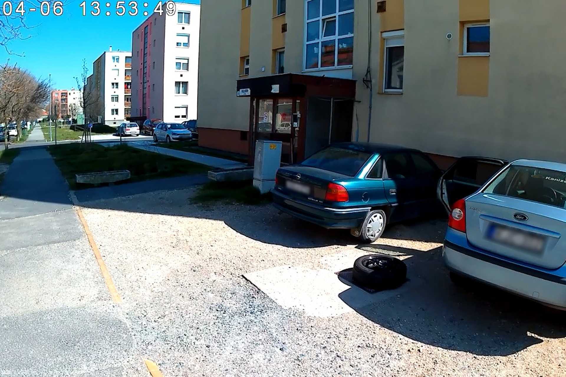 Szabálytalan és kreatív parkolások Szombathelyen: Móricz Zsigmond utca