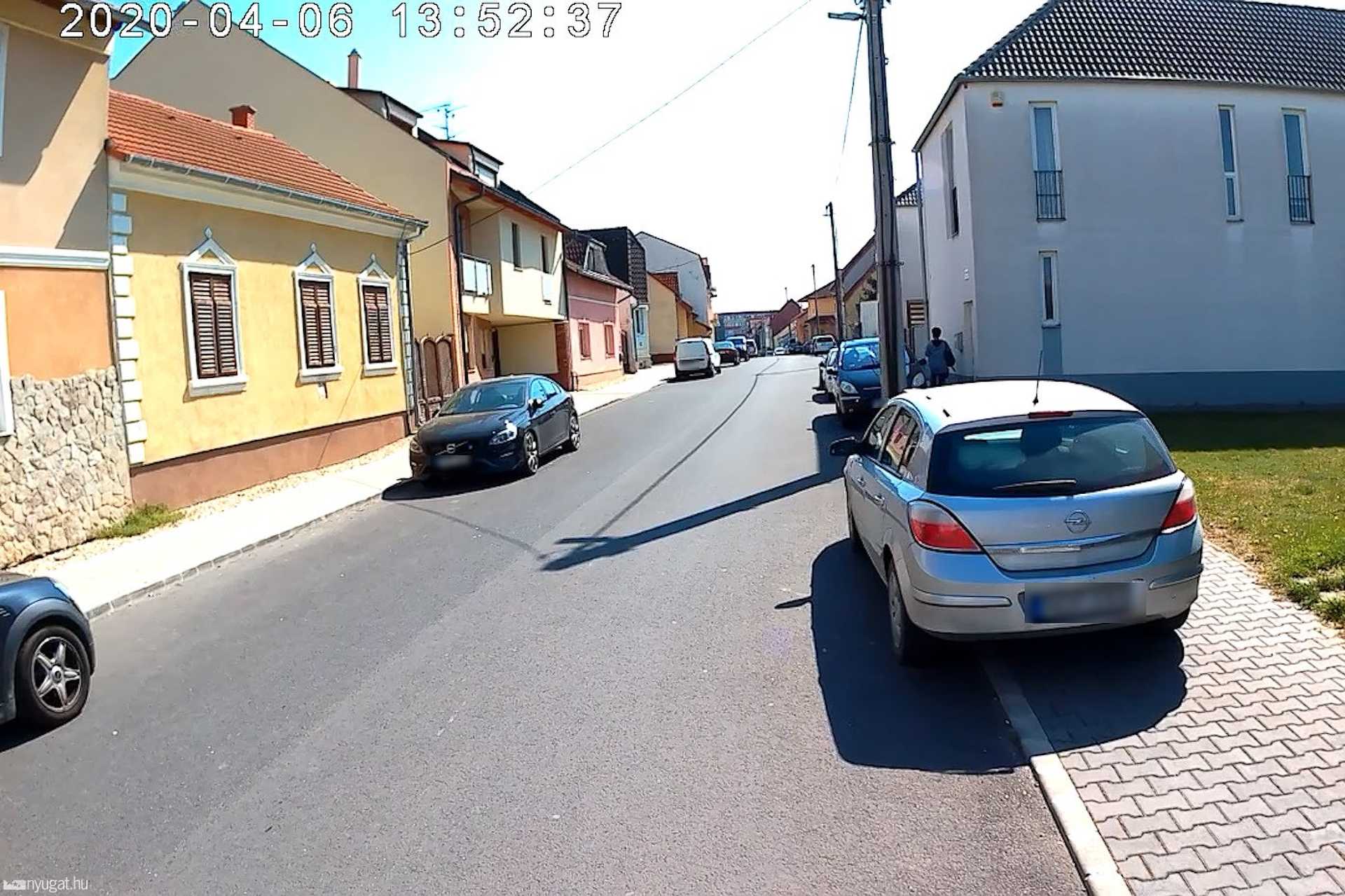Szabálytalan és kreatív parkolások Szombathelyen: Móricz Zsigmond utca
