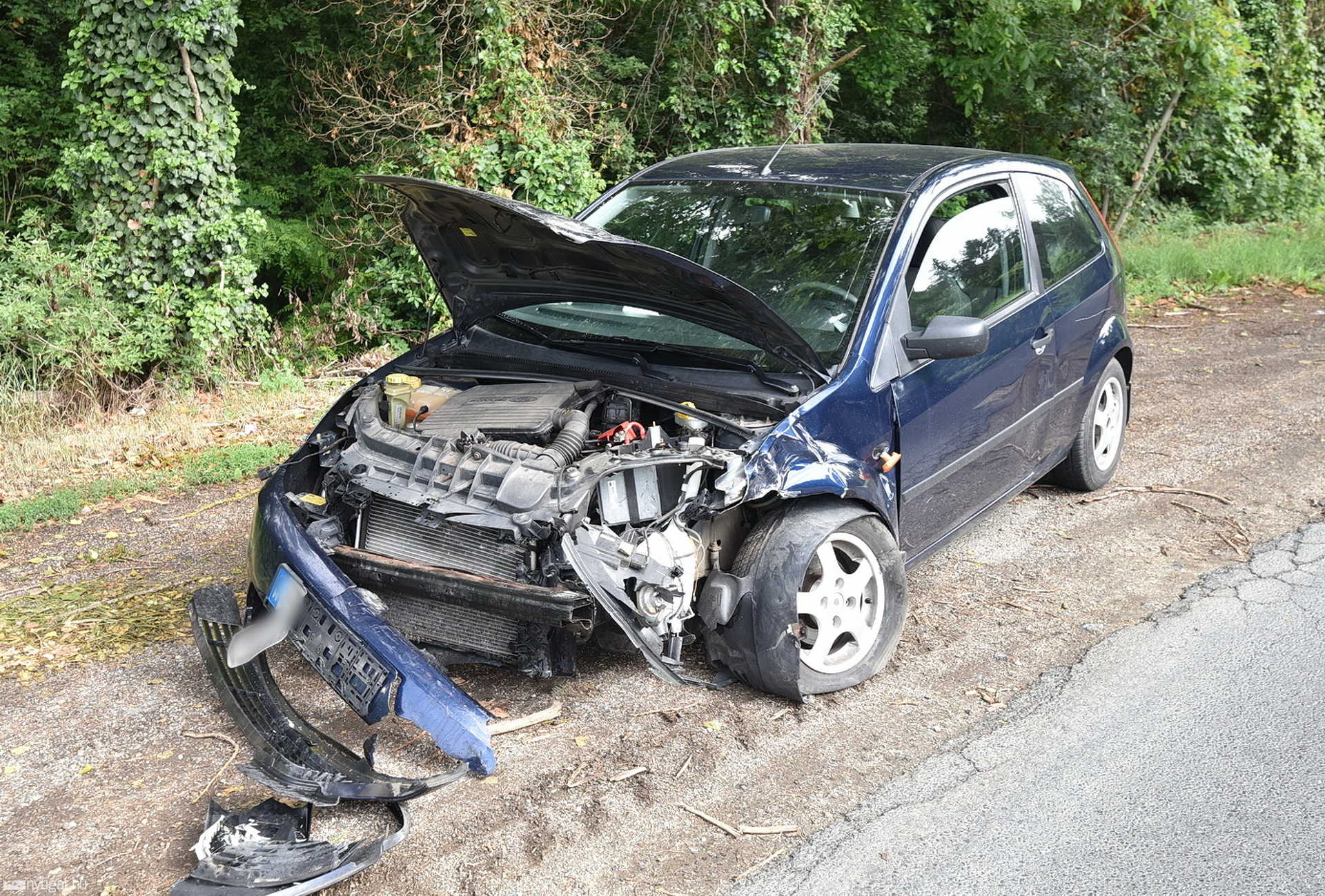 Hárman megsérültek Sárváron - Ford elé kanyarodott Dacia kisáruszállító 