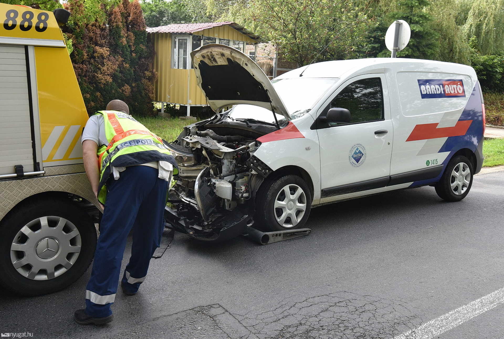 Hárman megsérültek Sárváron - Ford elé kanyarodott Dacia kisáruszállító 