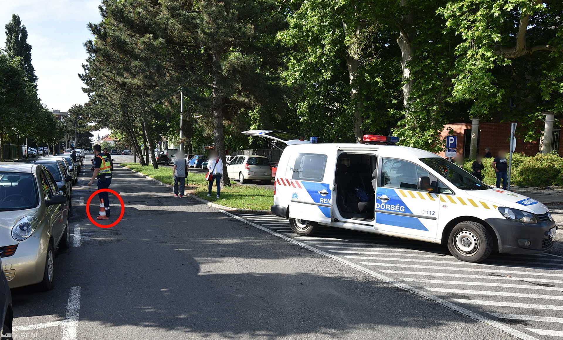 A kerékpáros két parkoló autó közé, egy pocsolyába esett és megsérült