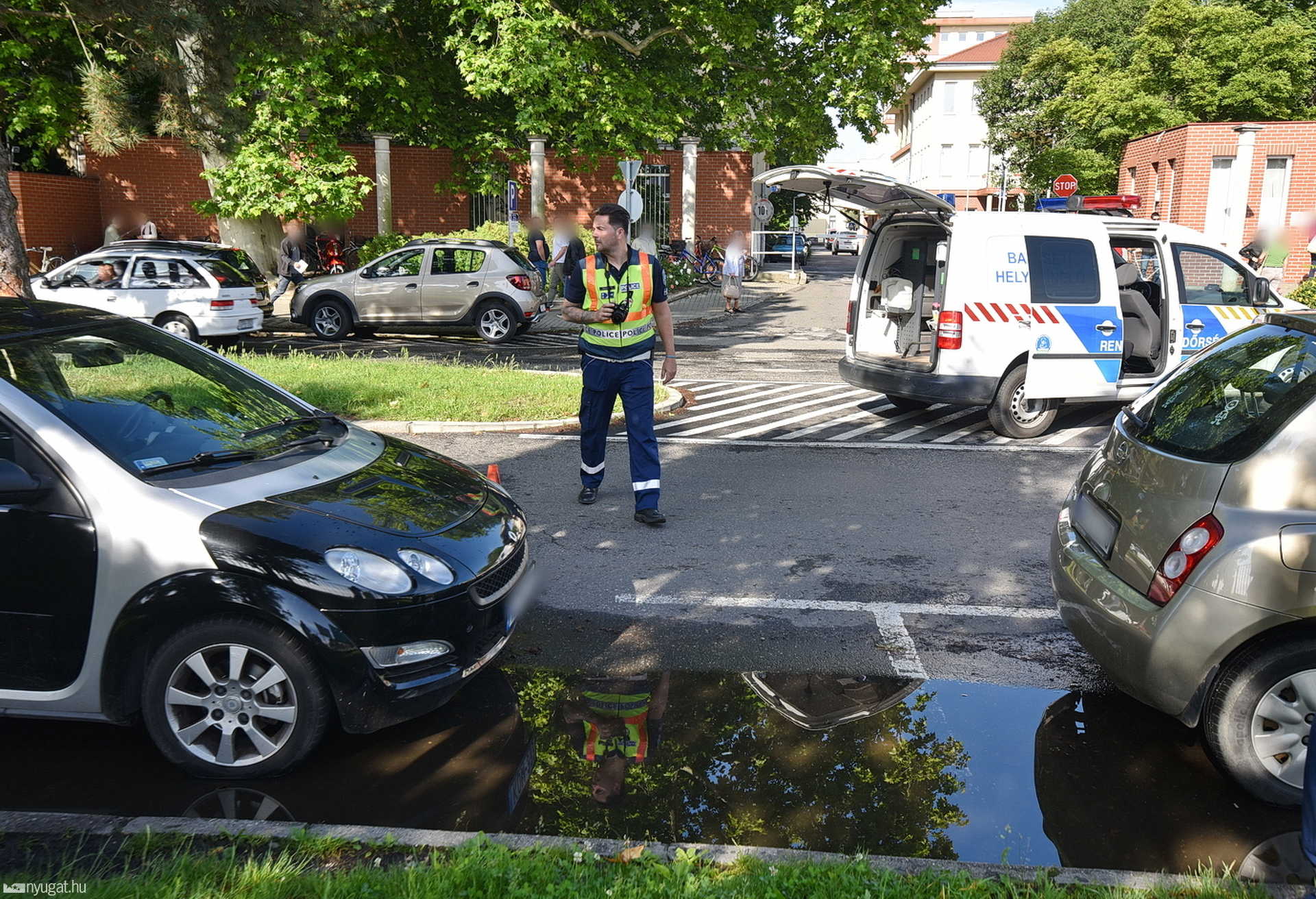 Rányította az autó ajtaját a kerékpárosra a kórház előtt, Szombathelyen