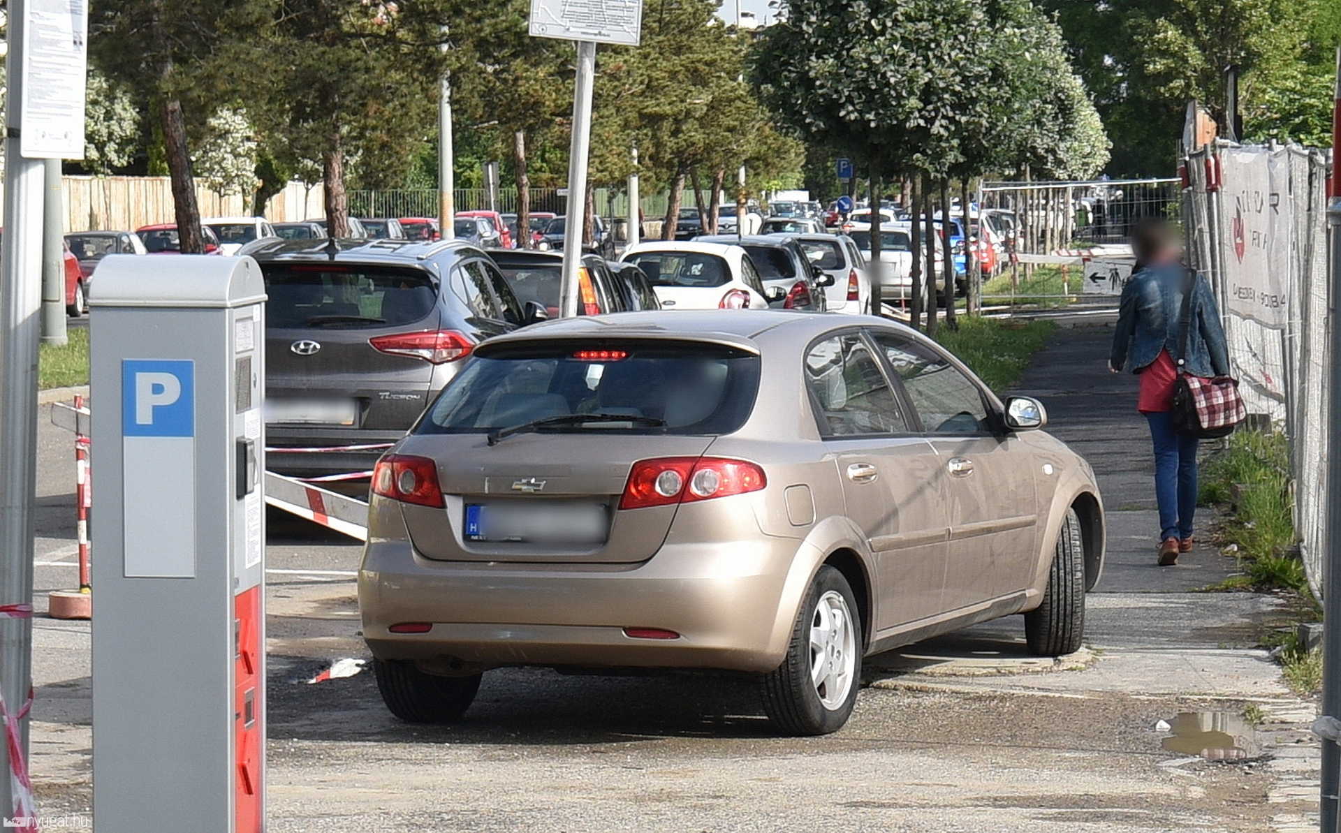 Rányította az autó ajtaját a kerékpárosra a kórház előtt, Szombathelyen