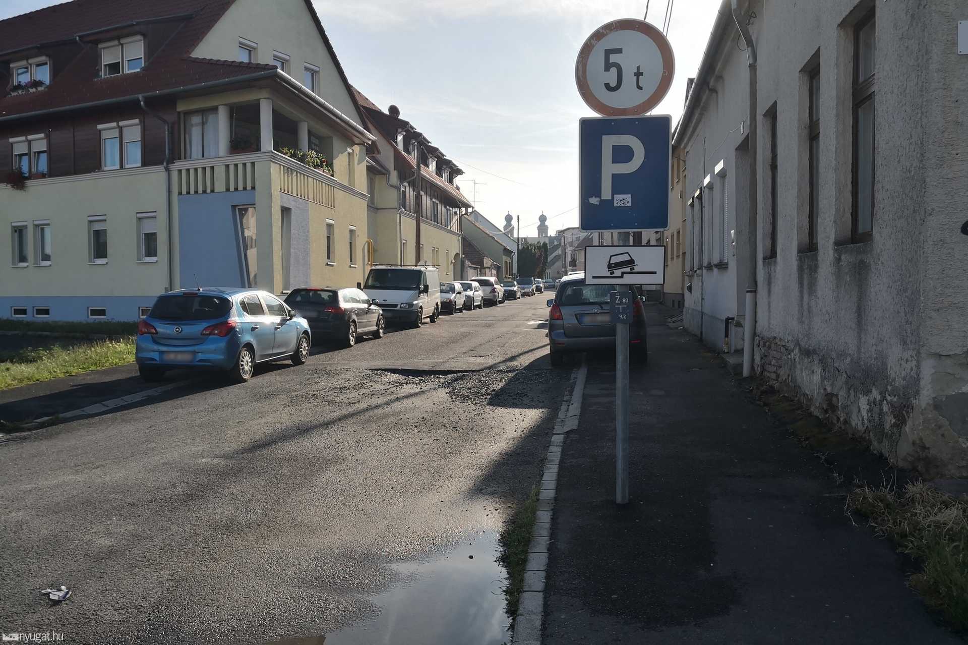 Óriási kátyú a szombathelyi Fraknó utcában