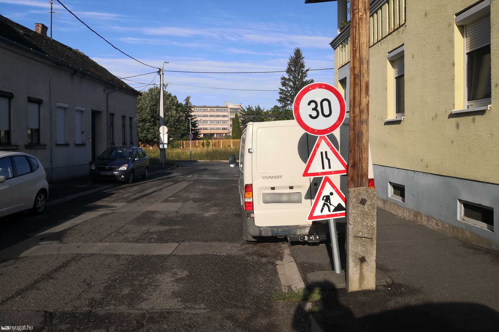 Óriási kátyú a szombathelyi Fraknó utcában