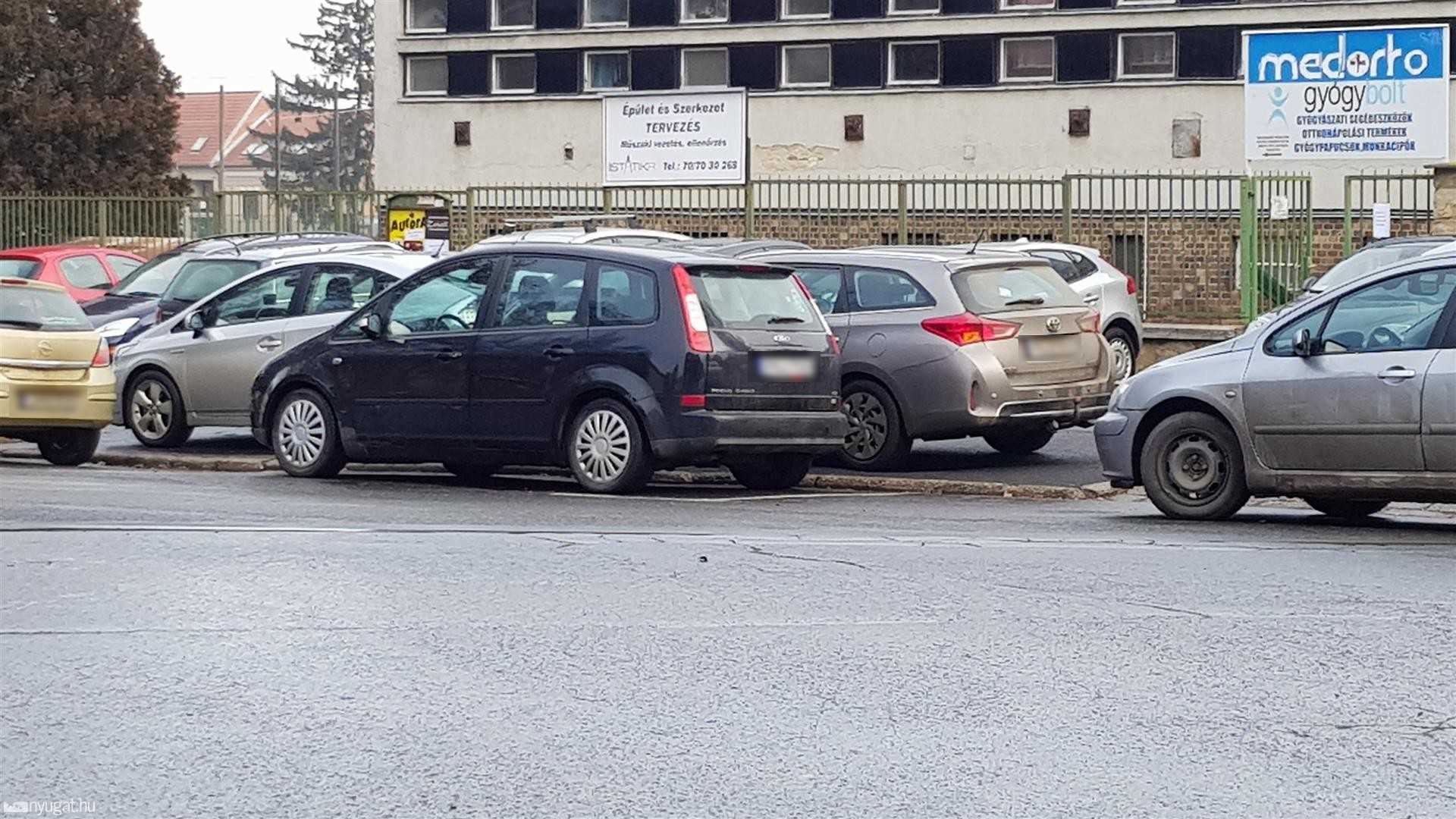 Szabálytalan és kreatív parkolások Szombathelyen: Markusovszky