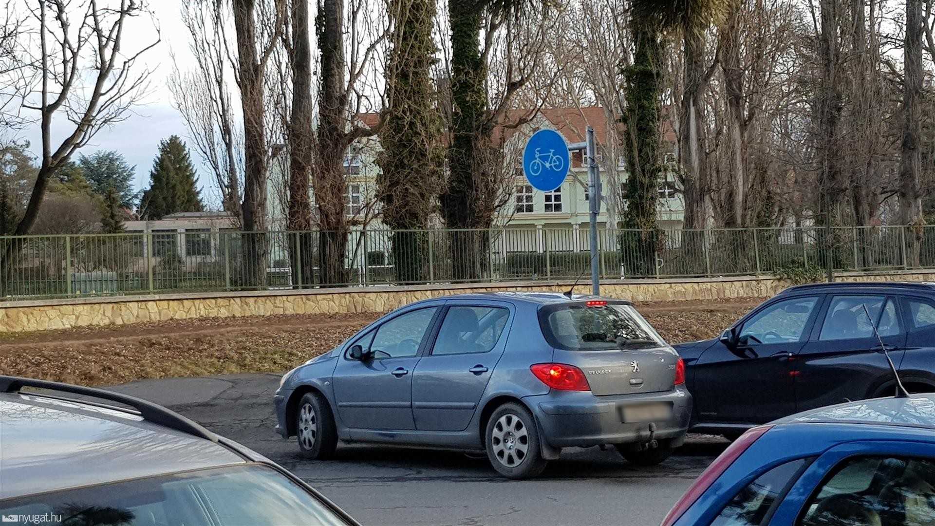 Szabálytalan és kreatív parkolások Szombathelyen: Markusovszky