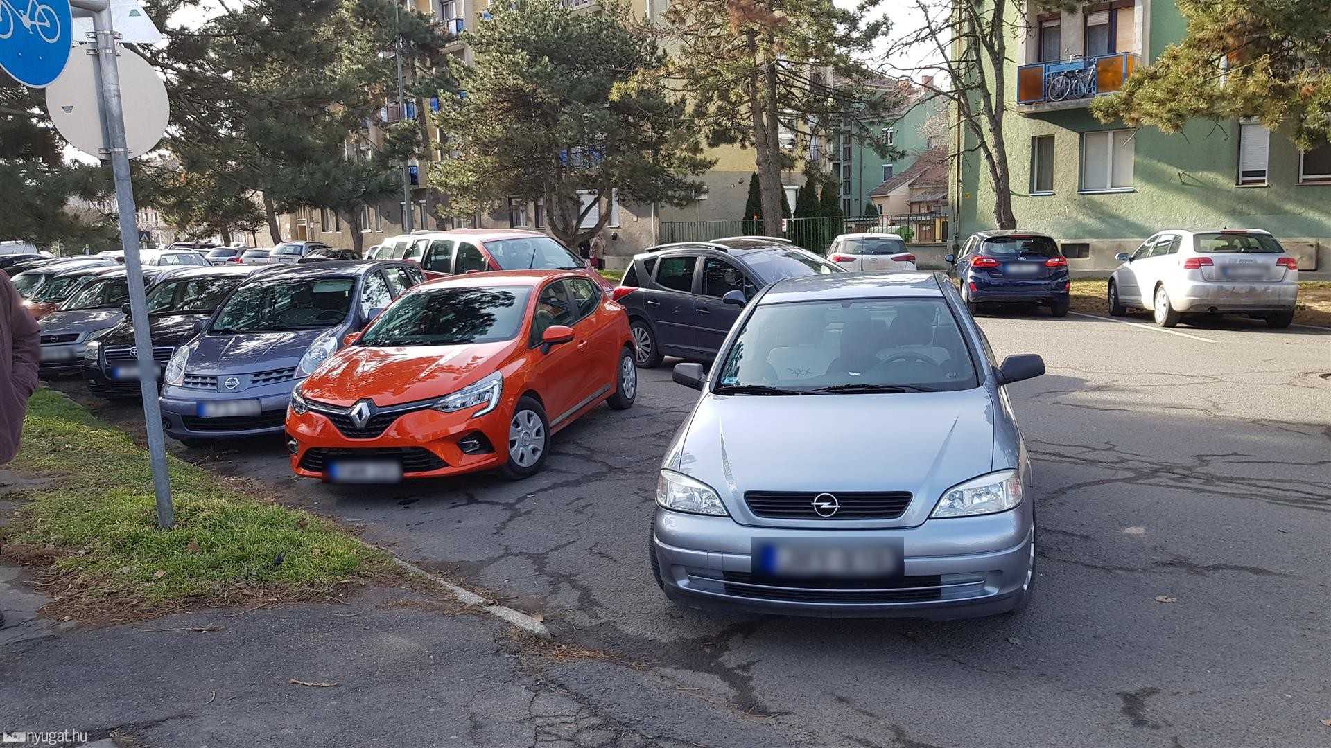Szabálytalan és kreatív parkolások Szombathelyen: Markusovszky