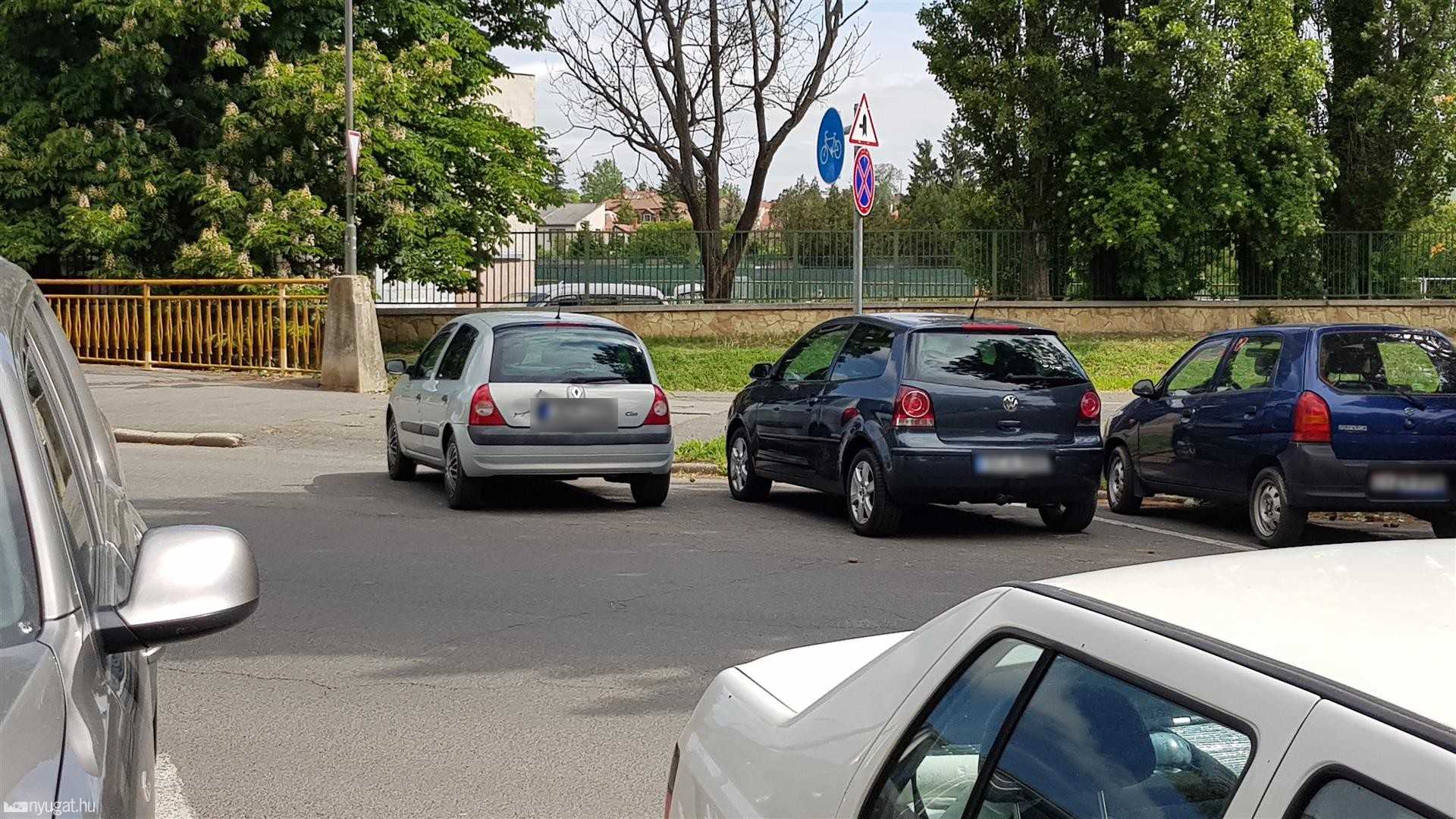 Szabálytalan és kreatív parkolások Szombathelyen: Markusovszky