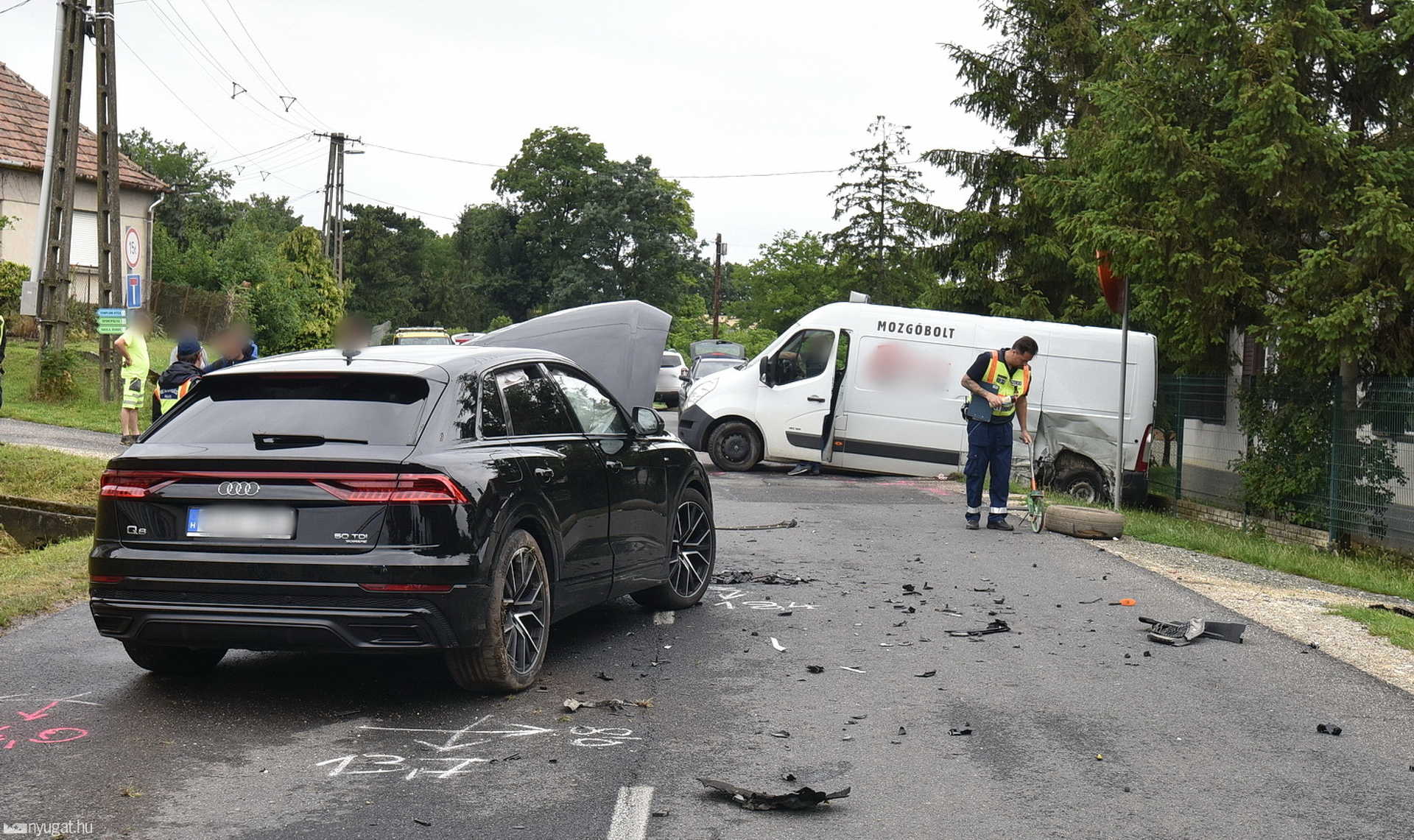 Audi hajtott Renault mozgóbolt oldalába Sorokpolányban