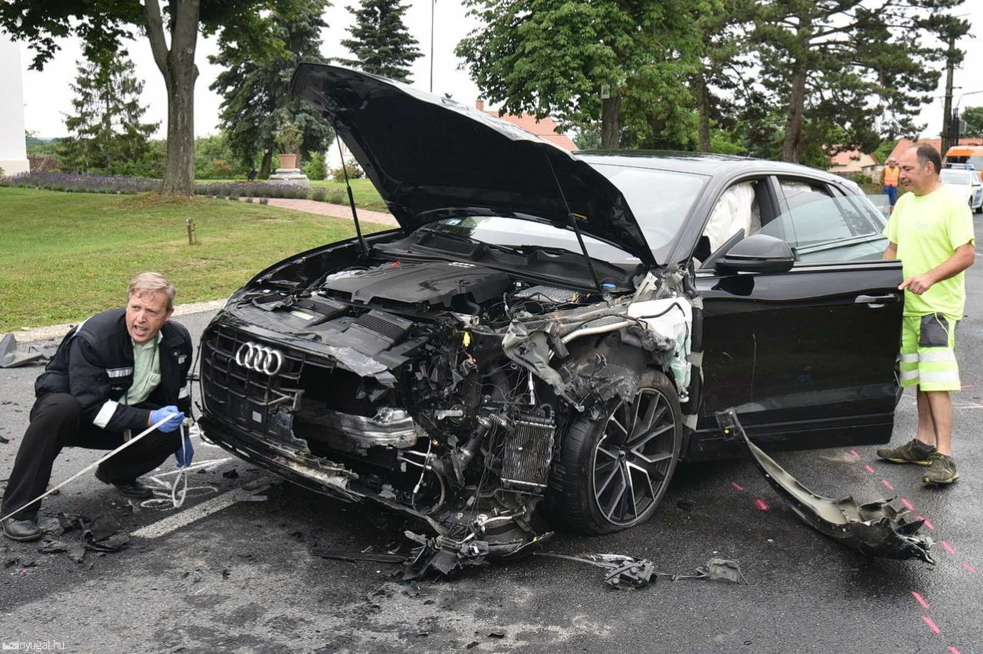 Audi hajtott Renault mozgóbolt oldalába Sorokpolányban