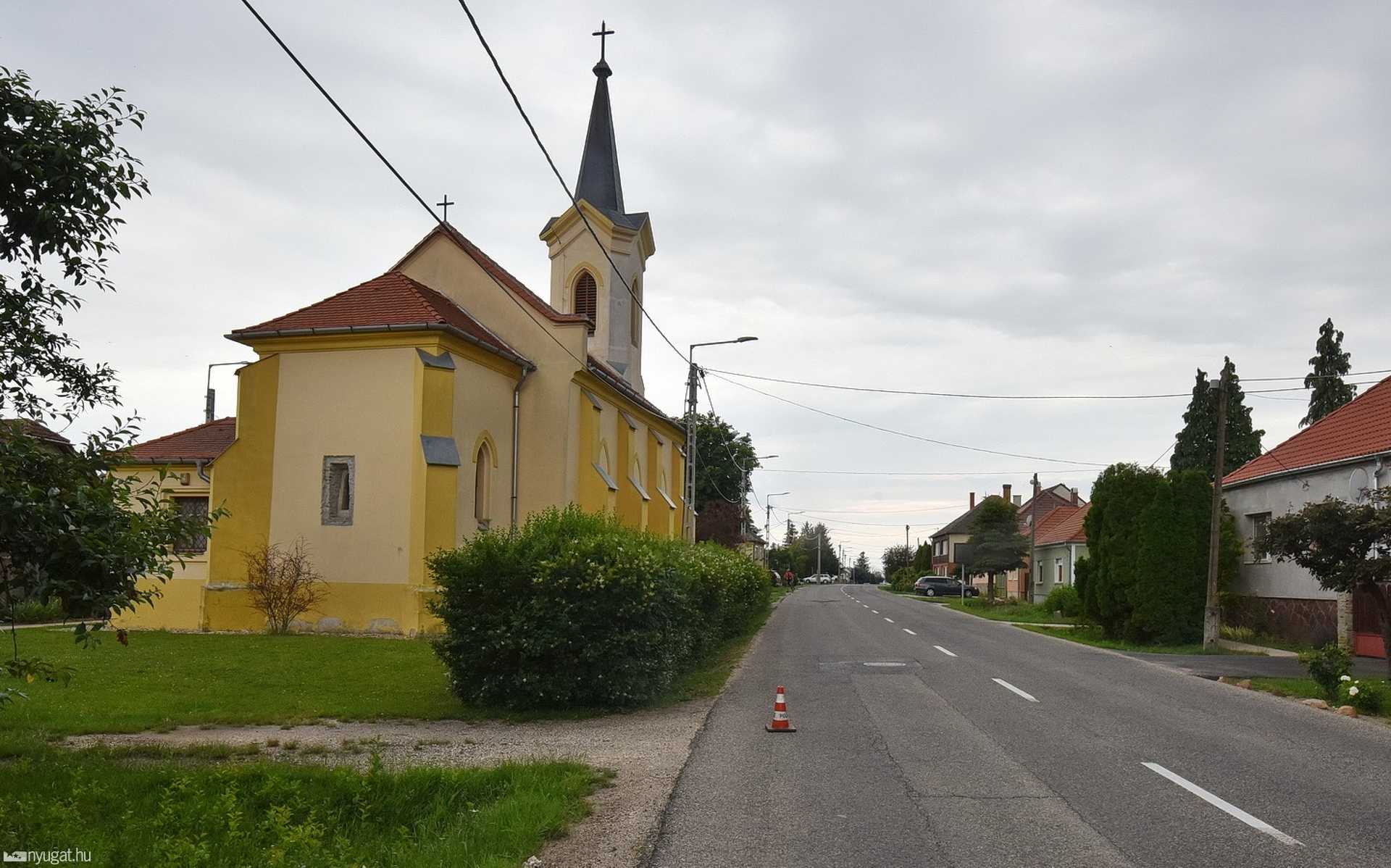 Nagytestű kutya rohant Volvo oldalának Zanaton, a 86-os főúton