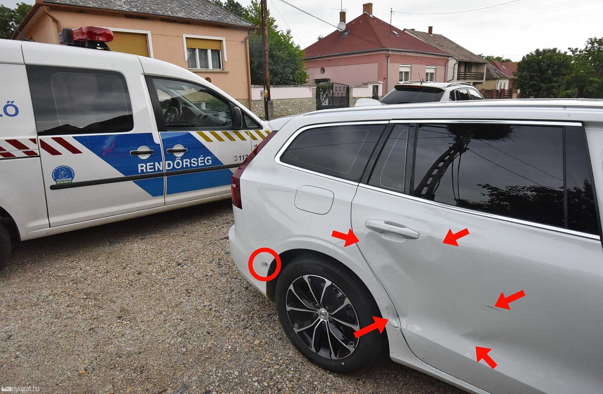 Nagytestű kutya rohant Volvo oldalának Zanaton, a 86-os főúton