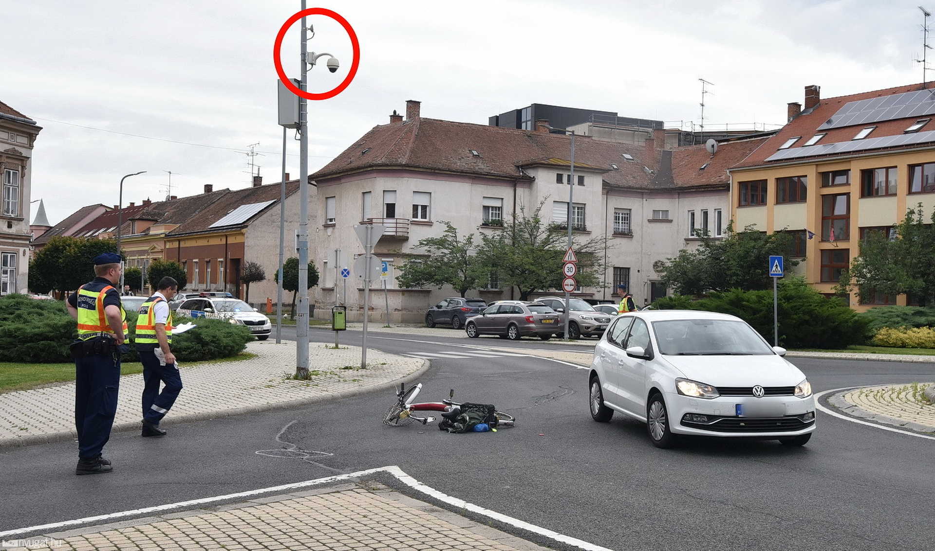 Kerékpárost sodort el egy szombathelyi körforgalomban egy Volkswagen 