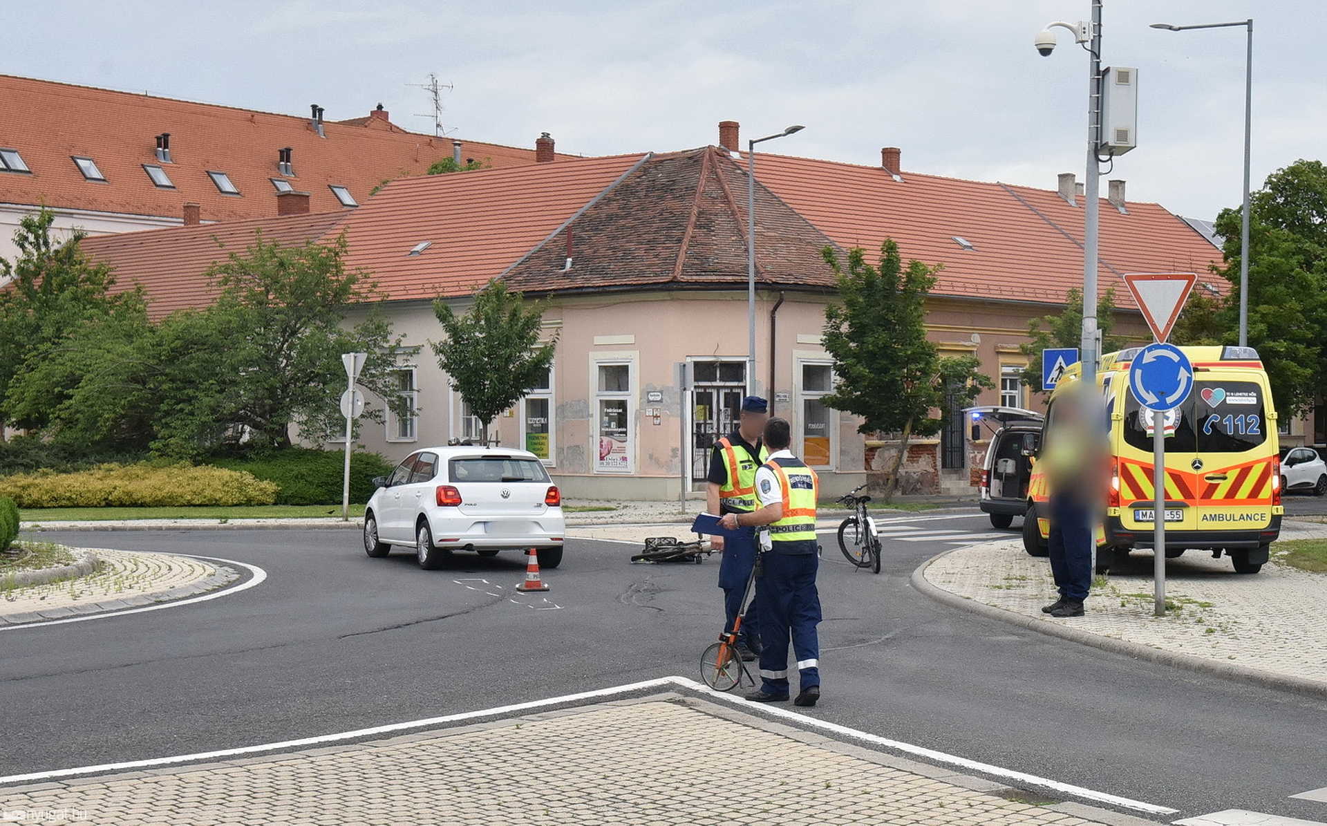 Kerékpárost sodort el egy szombathelyi körforgalomban egy Volkswagen 