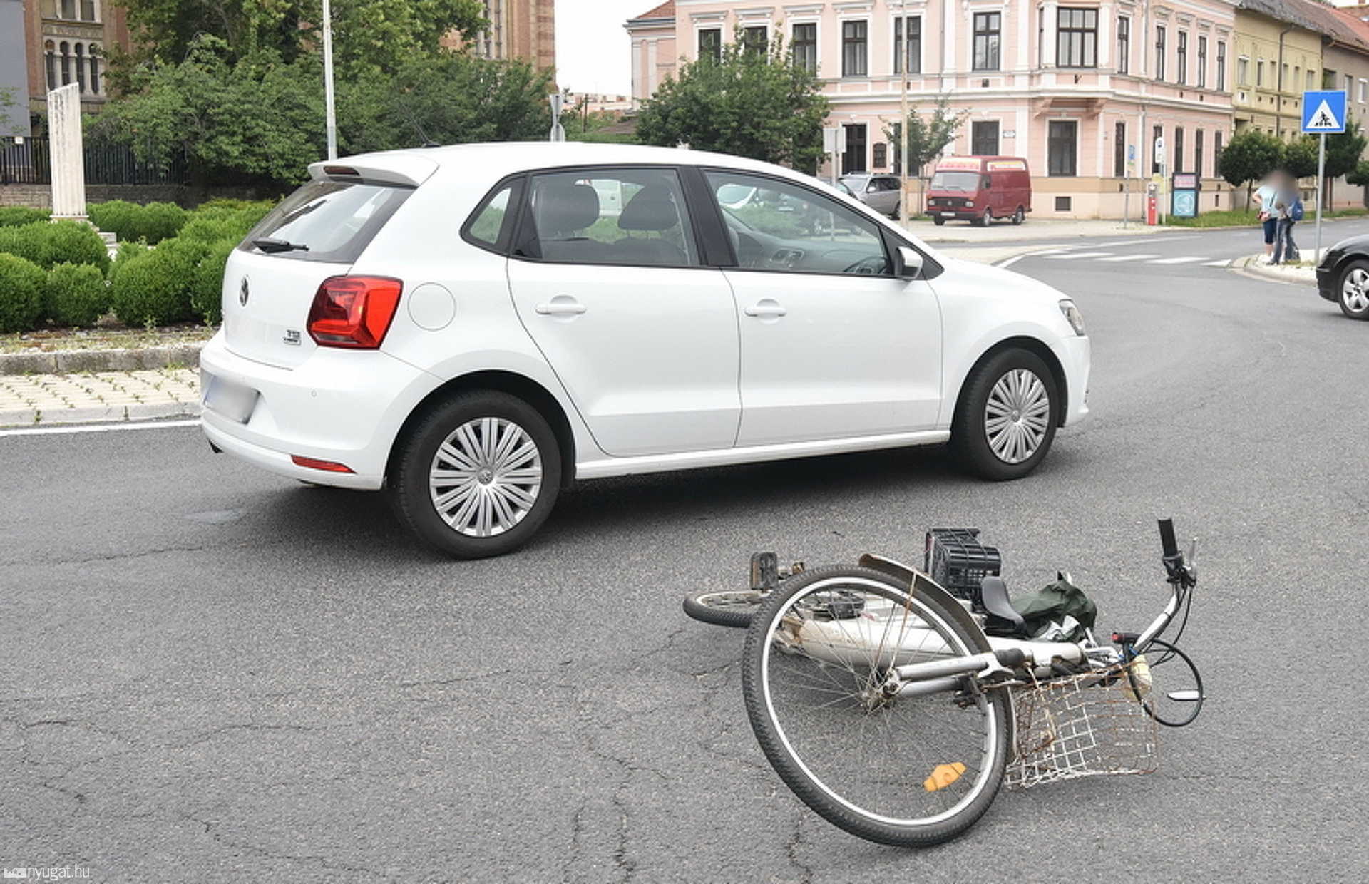 Kerékpárost sodort el egy szombathelyi körforgalomban egy Volkswagen 