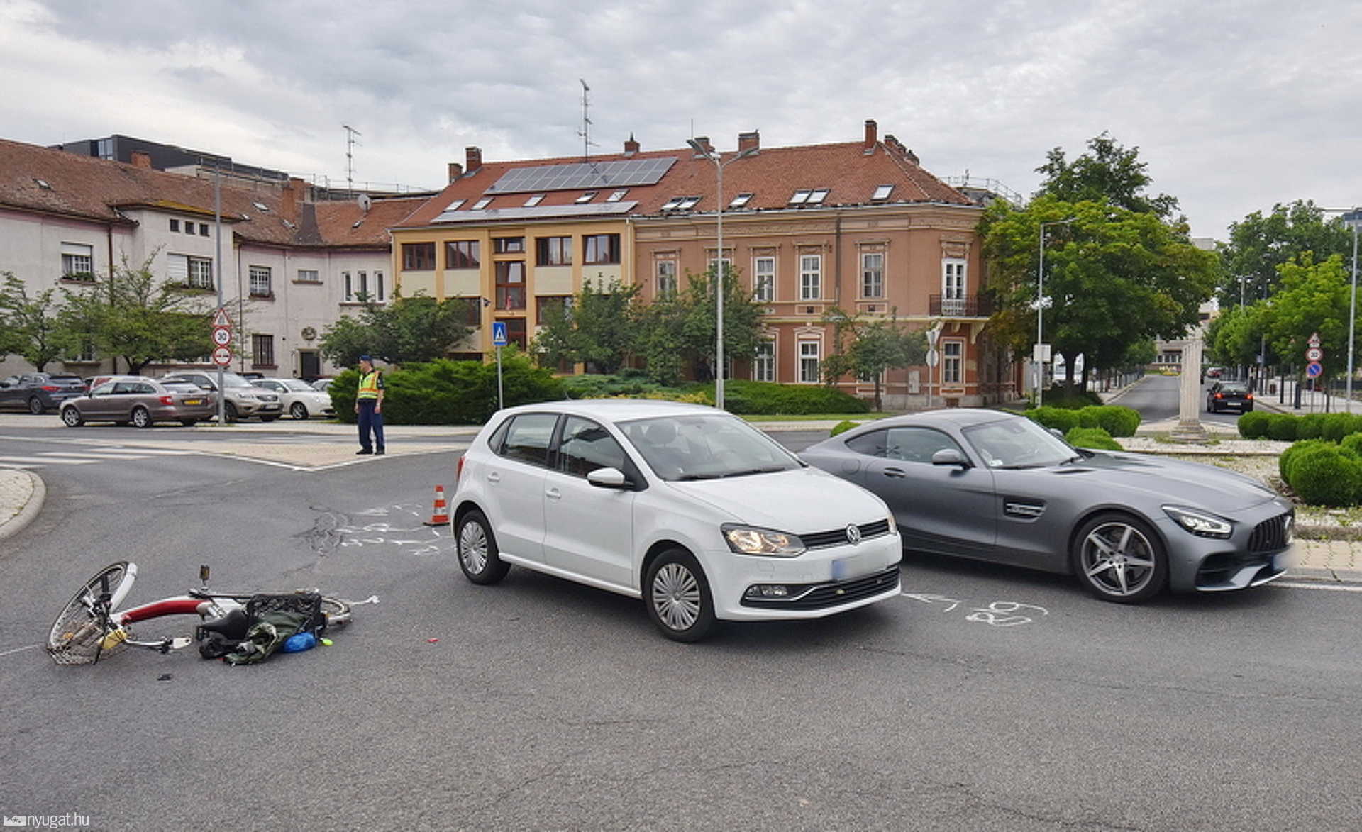 Kerékpárost sodort el egy szombathelyi körforgalomban egy Volkswagen 