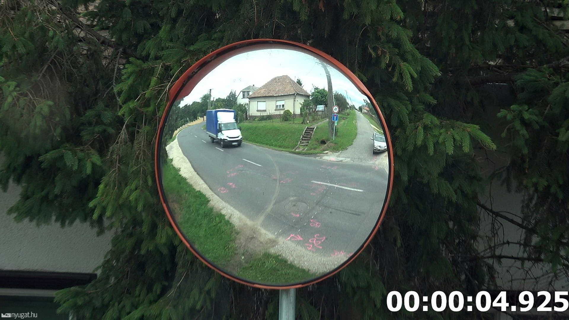 A tükörben feltűnő jármű kb. 5 másodperc alatt ér a kereszteződéshez, a megengedett sebességgel