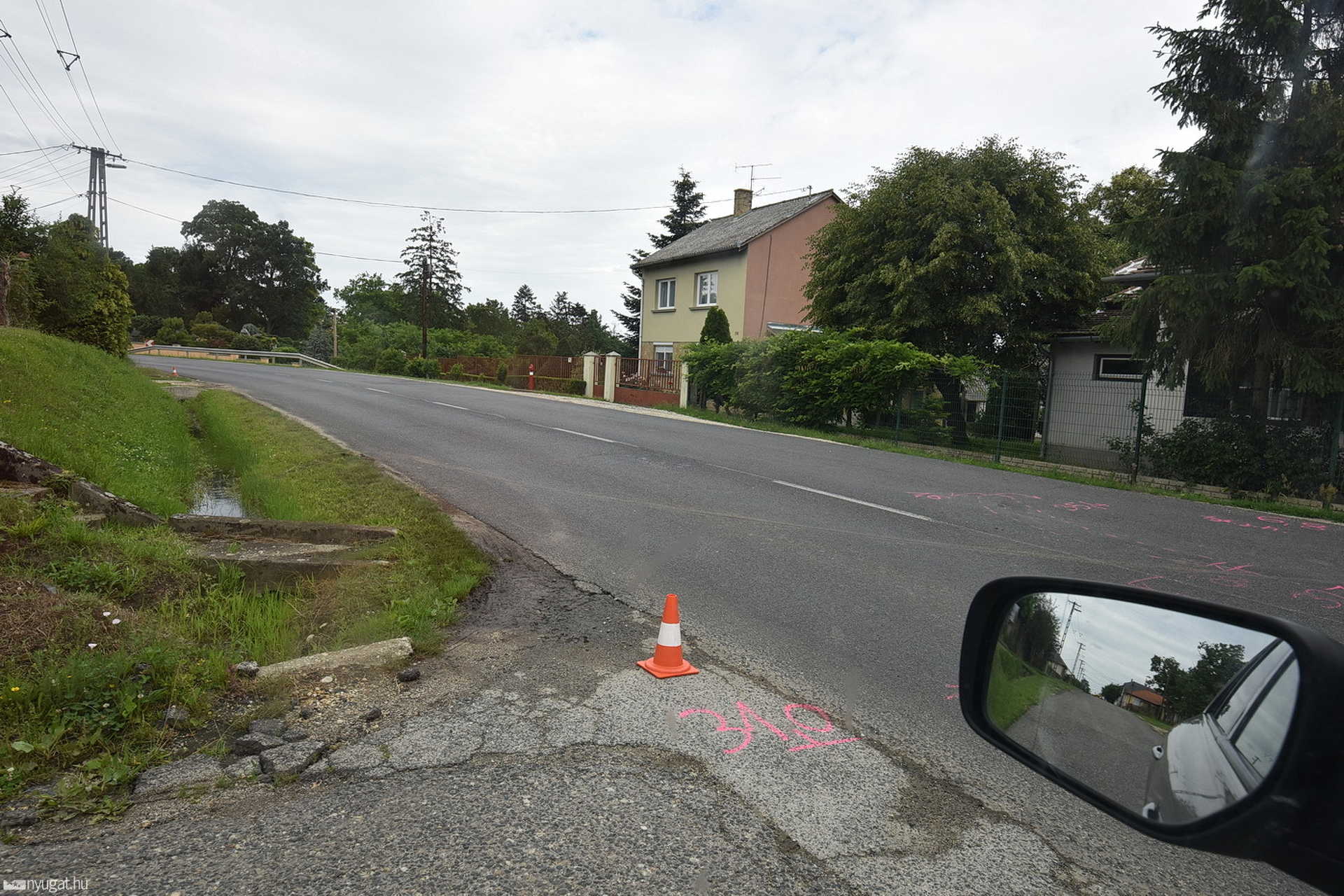 A Temető utcából így néz ki a Fő utca belátható része