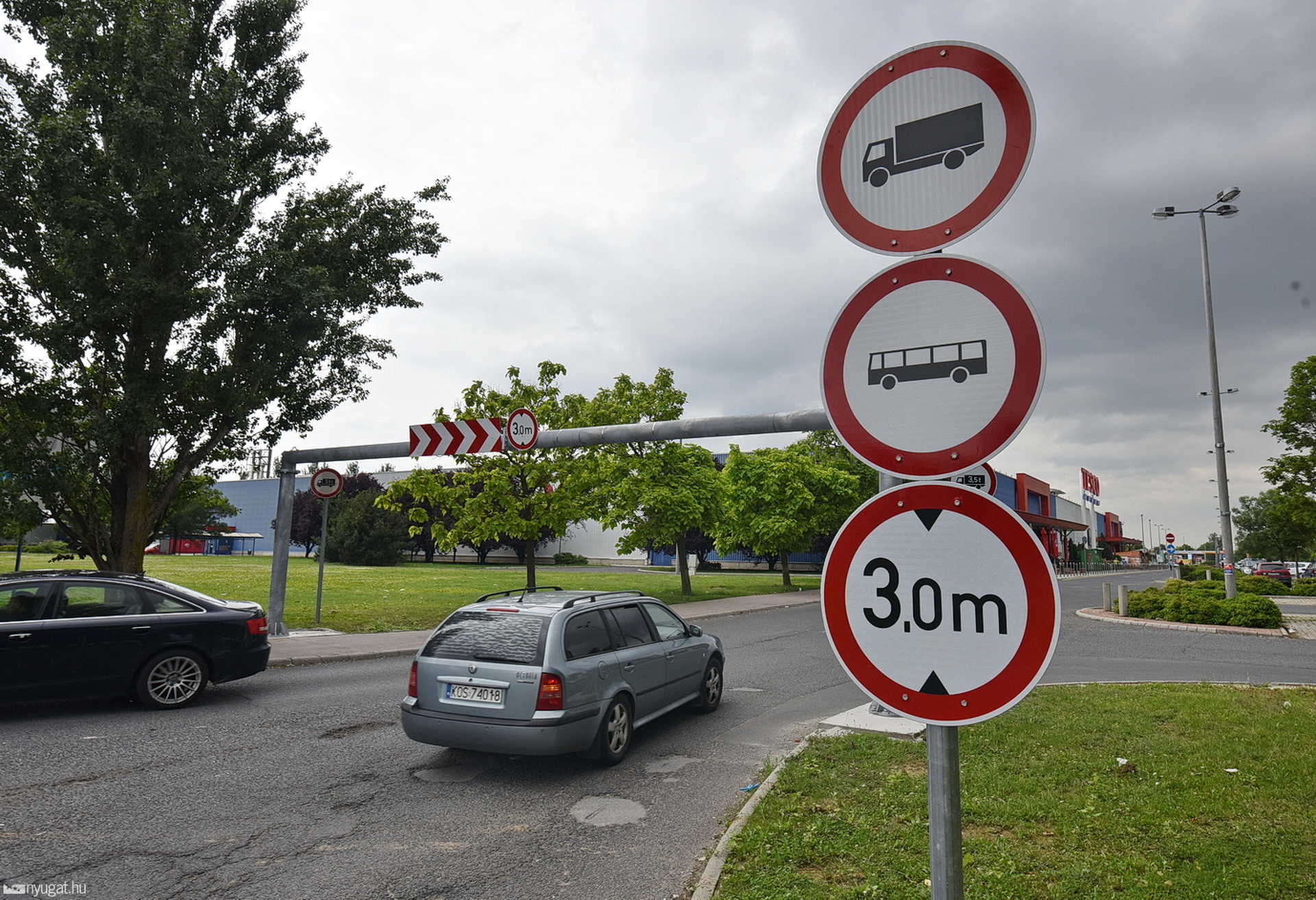 Magasságkorlátozó kapu a TESCO-nál