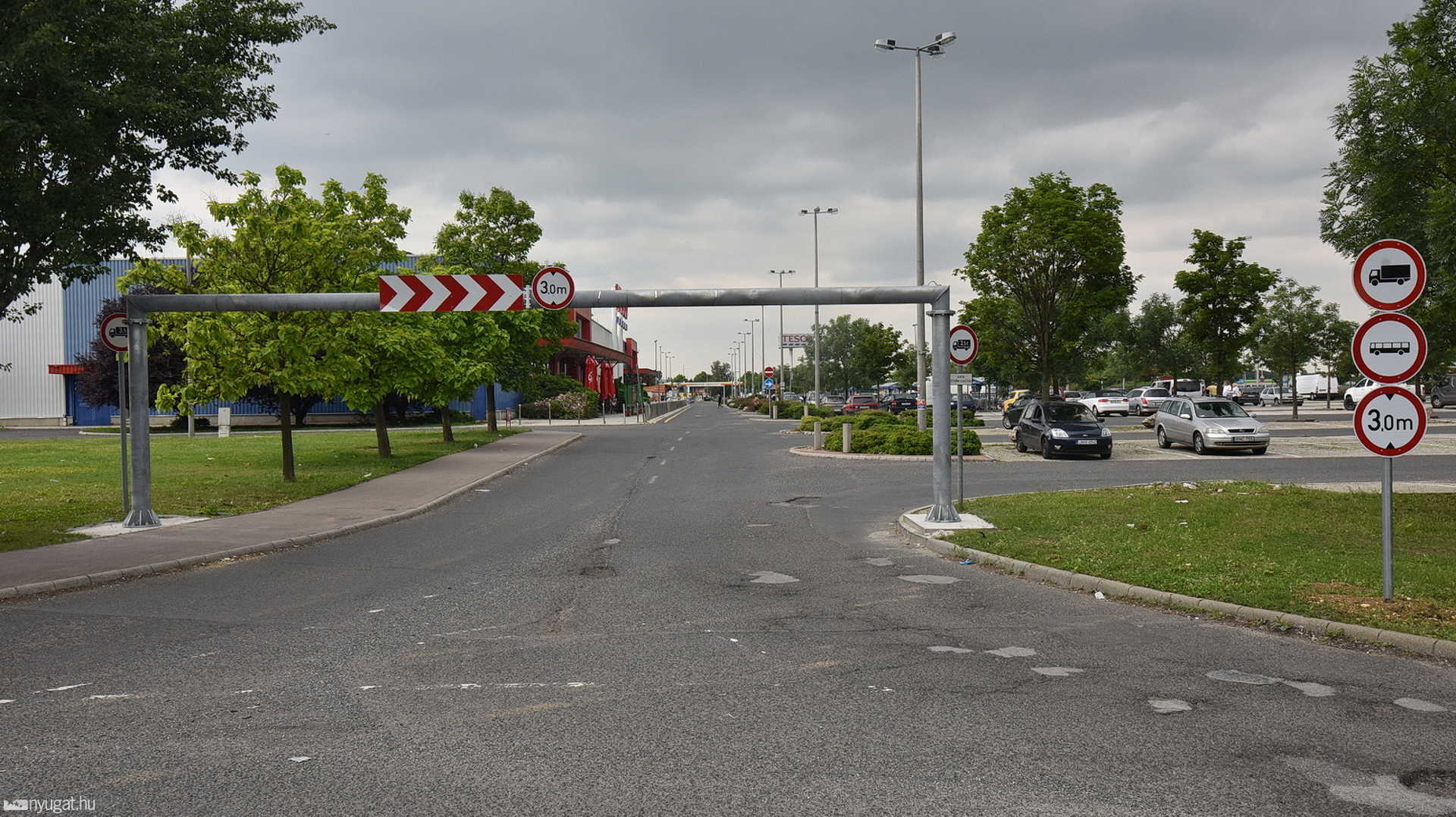 Sziklákkal és magasságkorlátozó kapuval védekezik a szombathelyi Tesco a kamionokkal szemben 