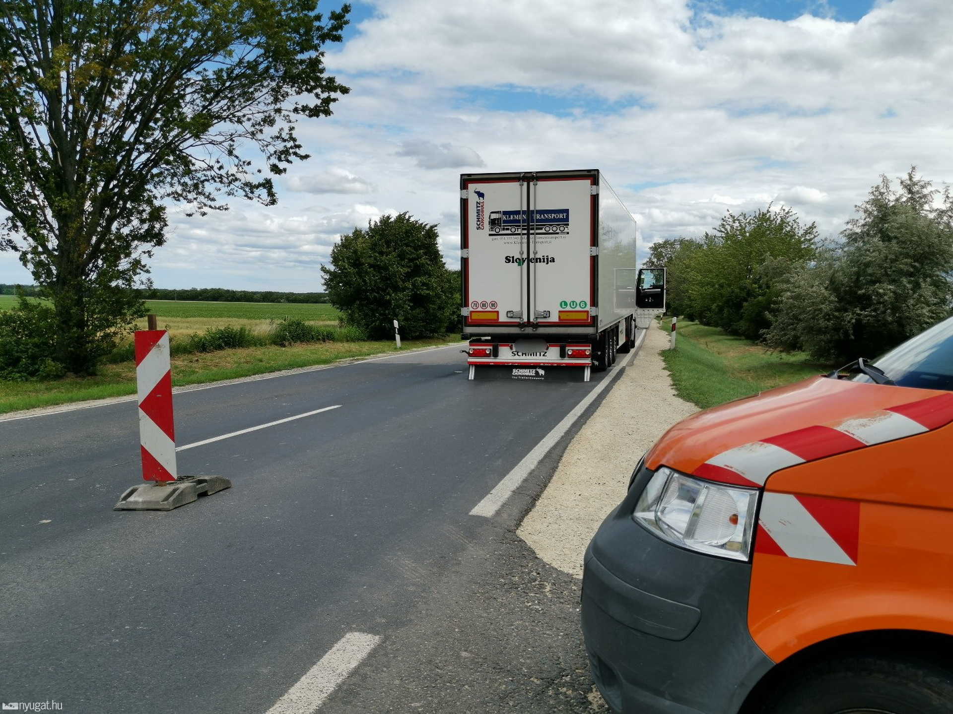 Lerobbant kamion akadályozza a haladást a 84-es főúton 