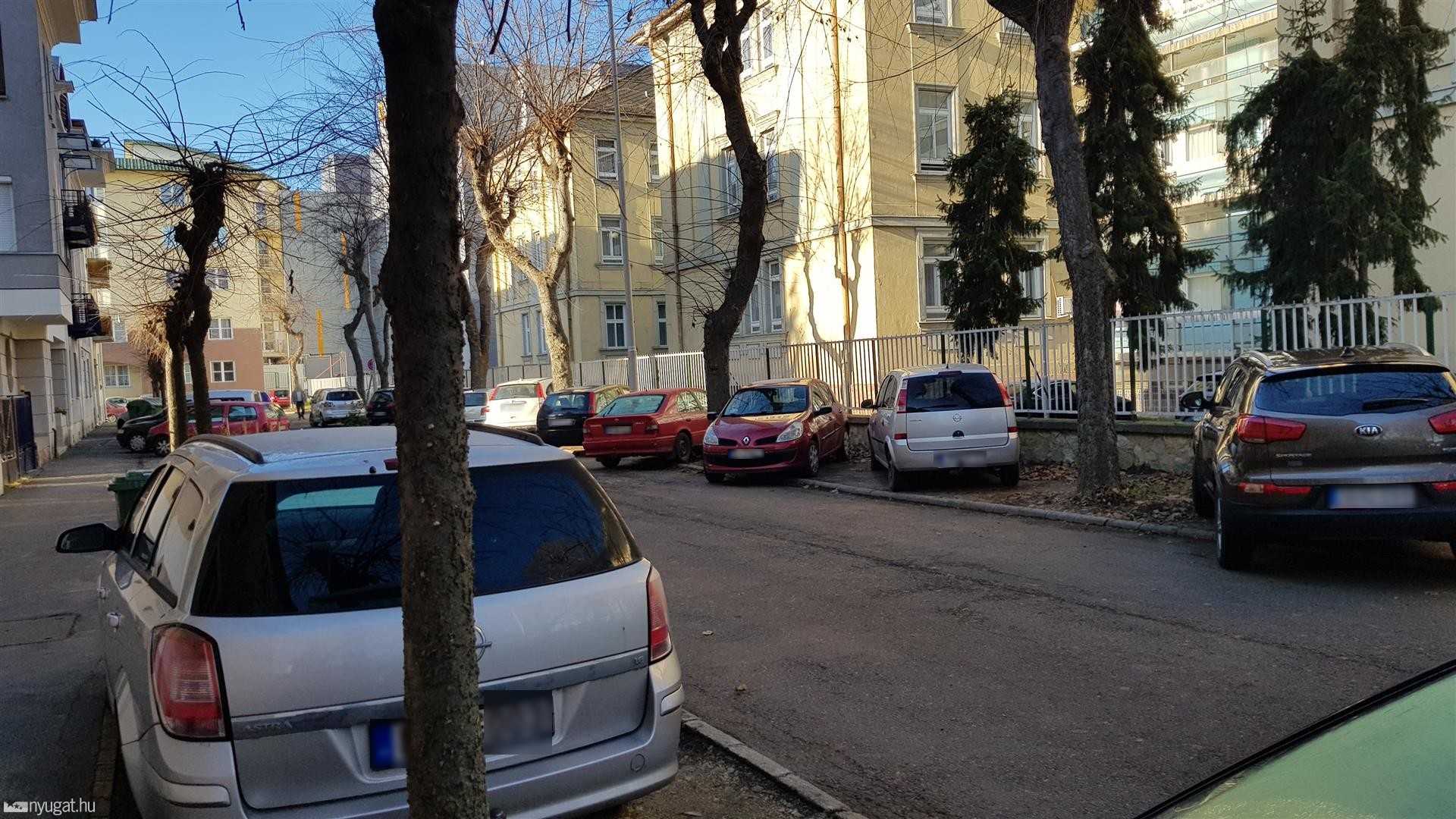 Szabálytalan és kreatív parkolások Szombathelyen: Kórház köz