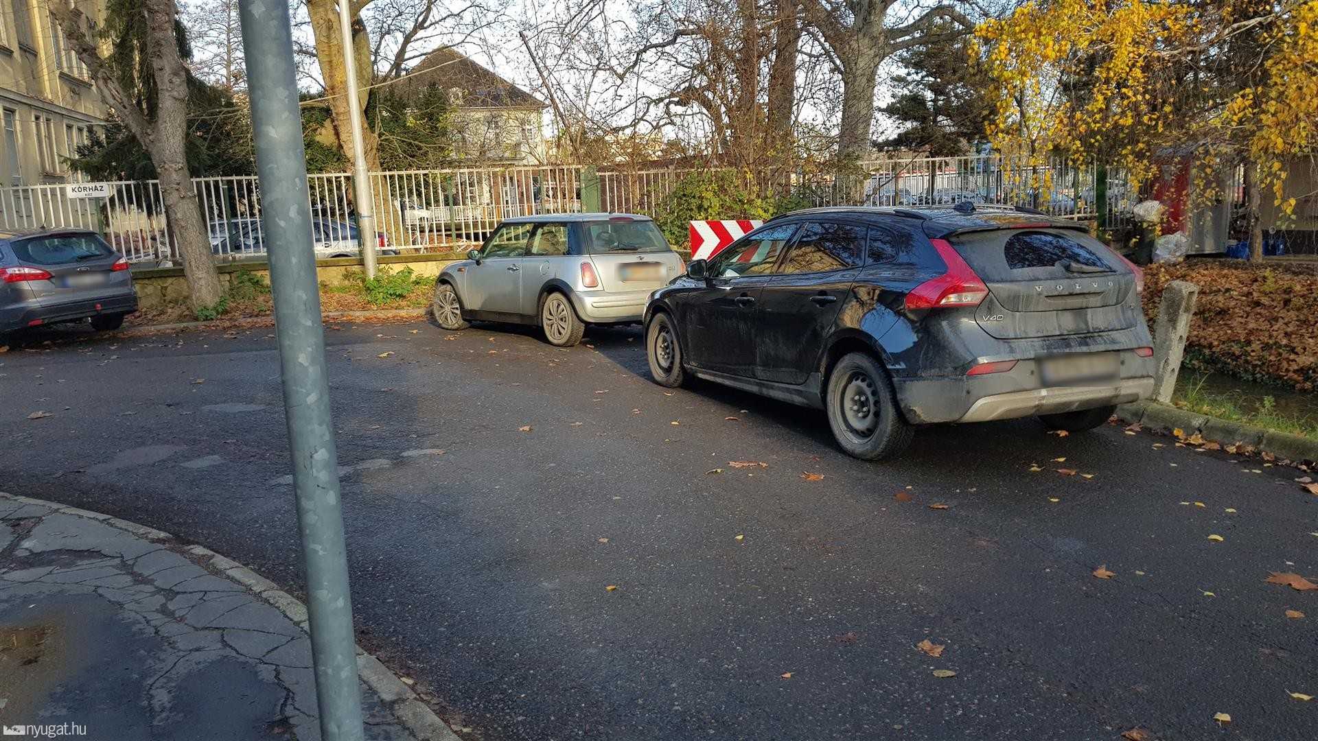 Szabálytalan és kreatív parkolások Szombathelyen: Kórház köz