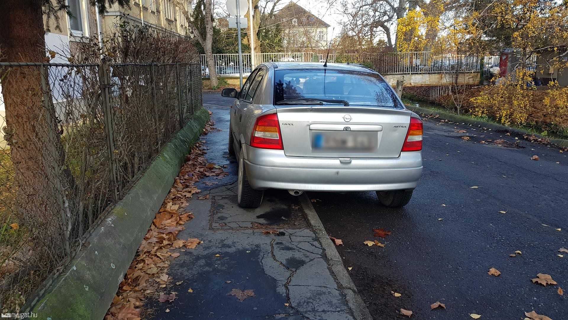 Szabálytalan és kreatív parkolások Szombathelyen: Kórház köz