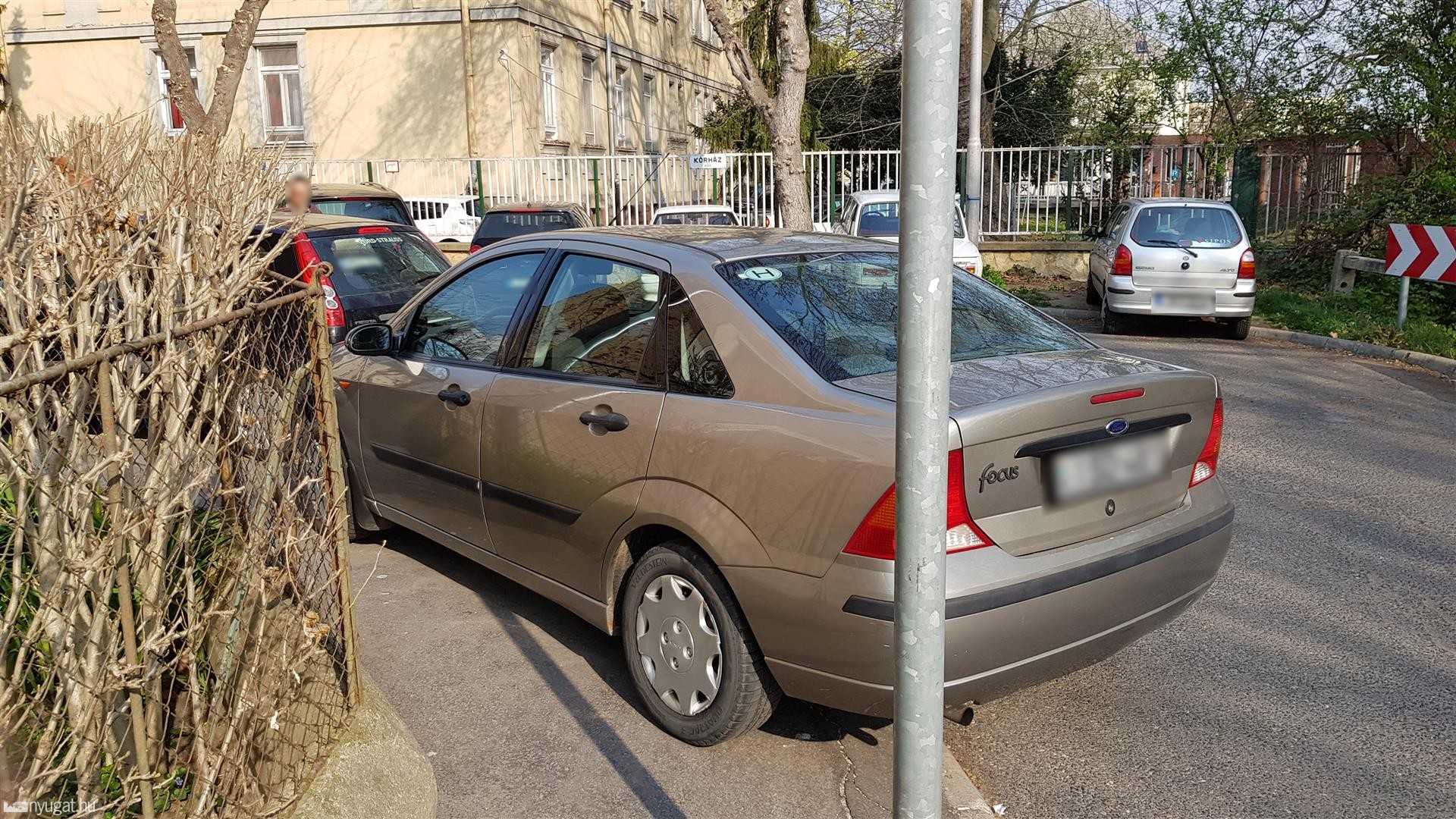 Szabálytalan és kreatív parkolások Szombathelyen: Kórház köz