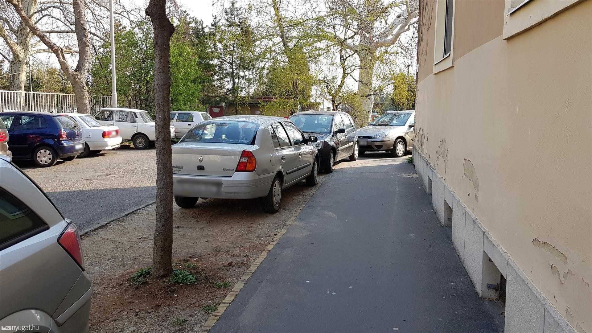 Szabálytalan és kreatív parkolások Szombathelyen: Kórház köz