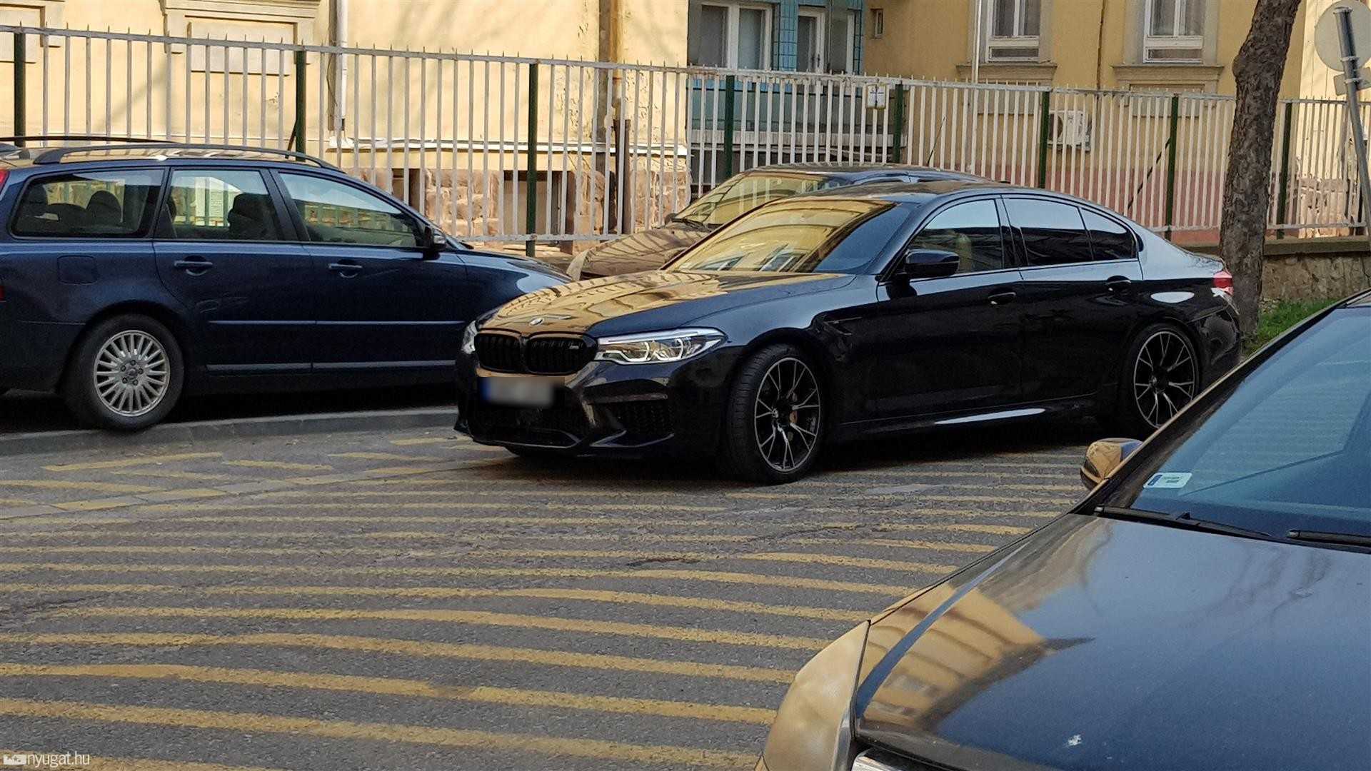 Szabálytalan és kreatív parkolások Szombathelyen: Kórház köz