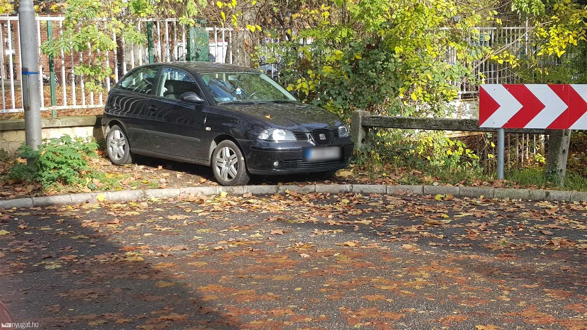 Szabálytalan és kreatív parkolások Szombathelyen: Kórház köz